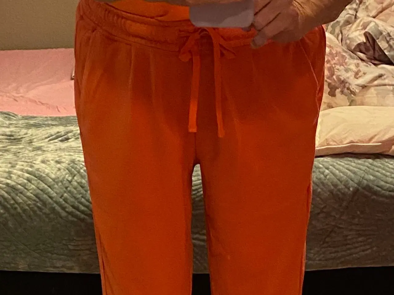 Billede 1 - Orange joggingbukser og orange t-shirt .
