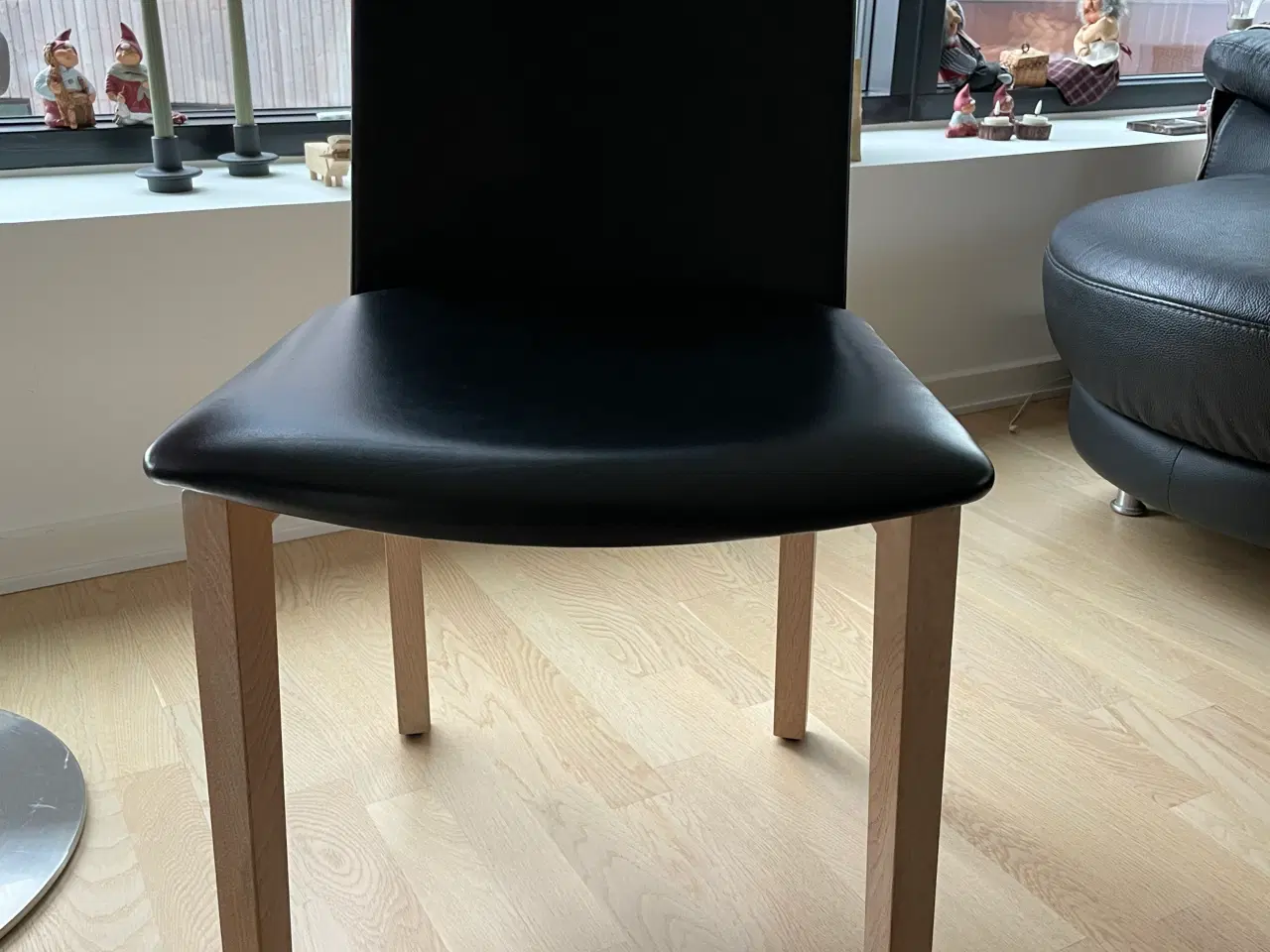 Billede 3 - 4 stk Skovby egetræsstole med fjedre ryg sort læde