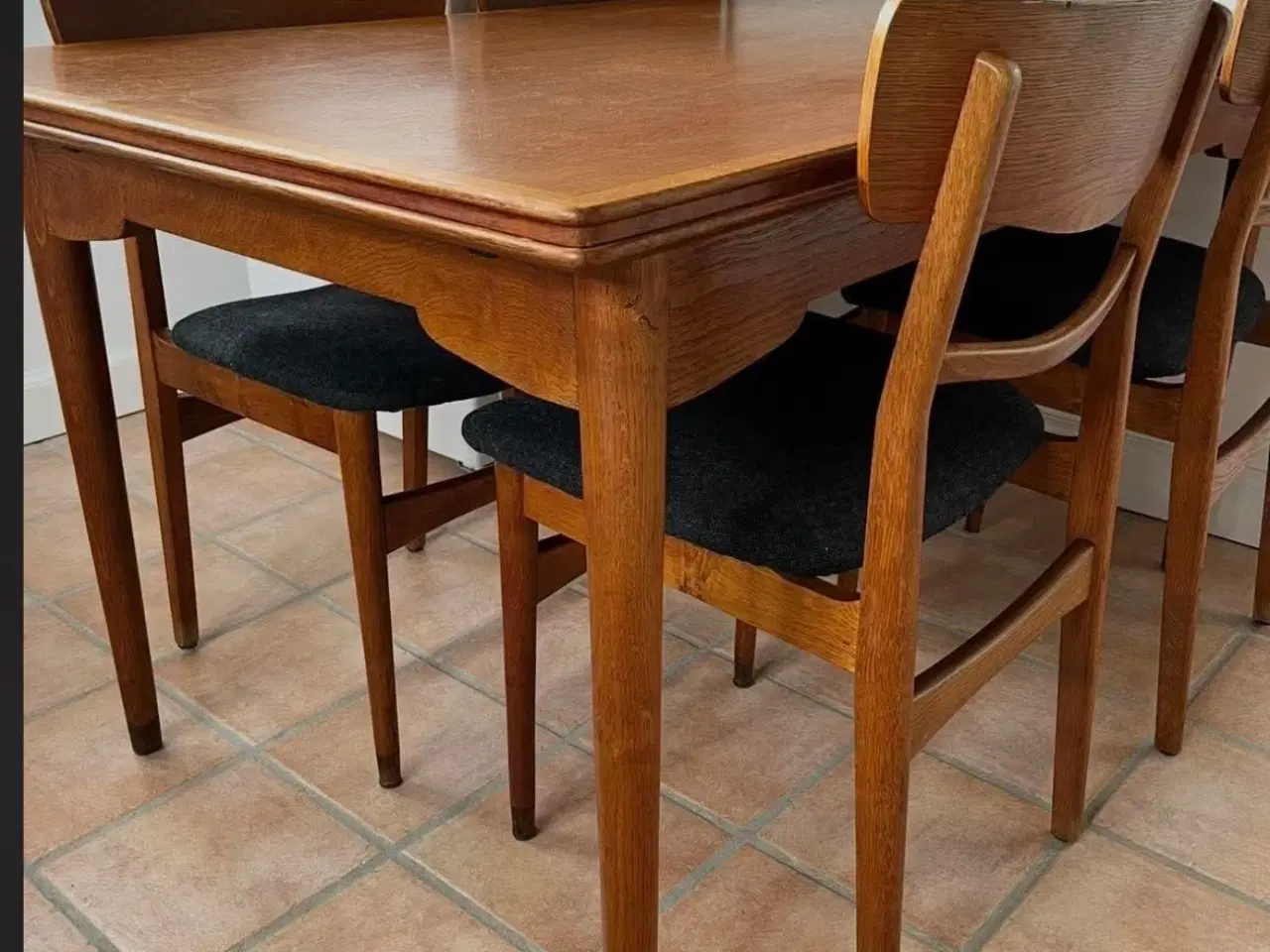 Billede 2 - Teaktræ spisebord med hollandsk udtræk + 4 teaktræ