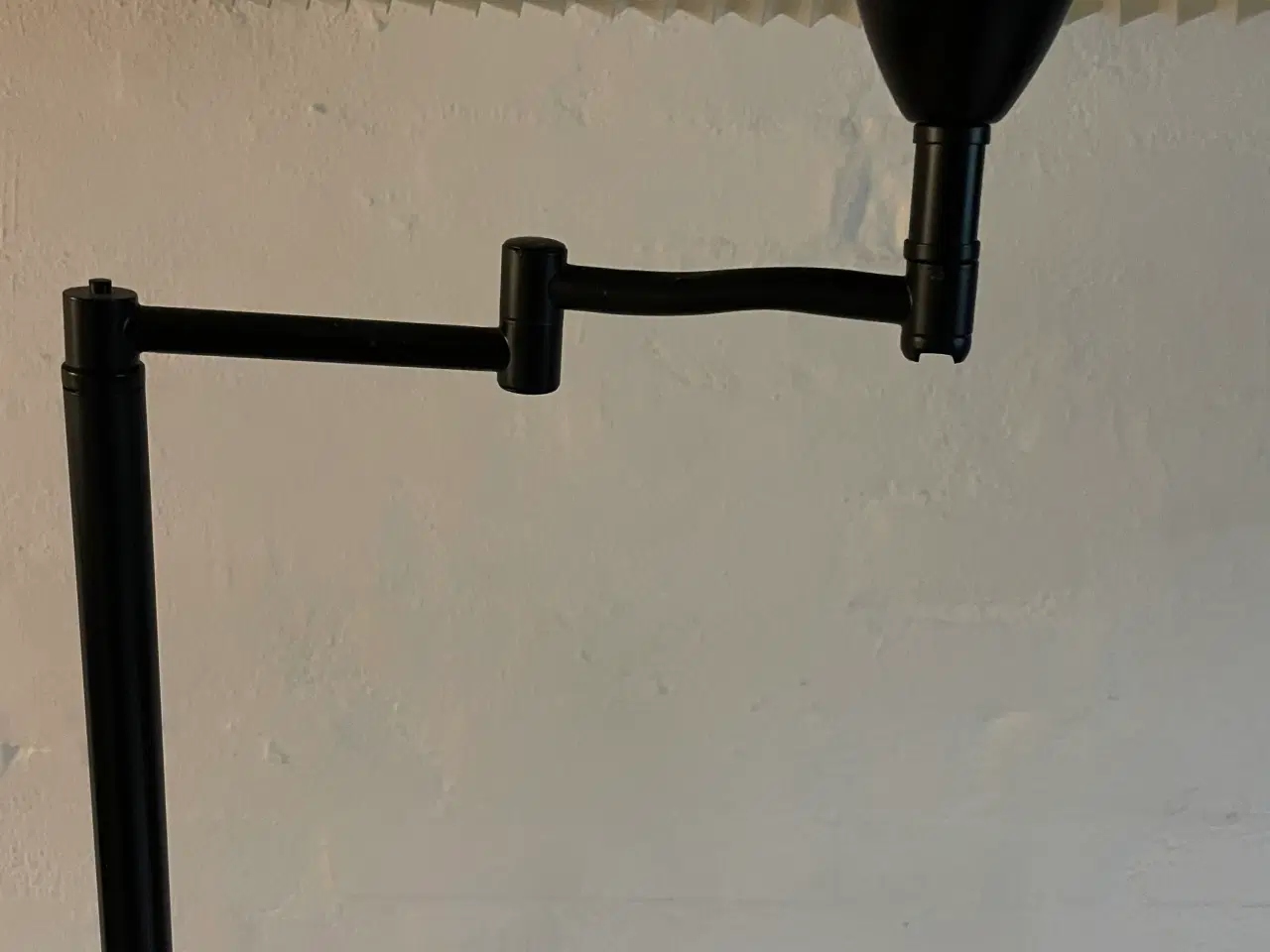 Billede 3 - Fin standerlampe med plisséskærm.