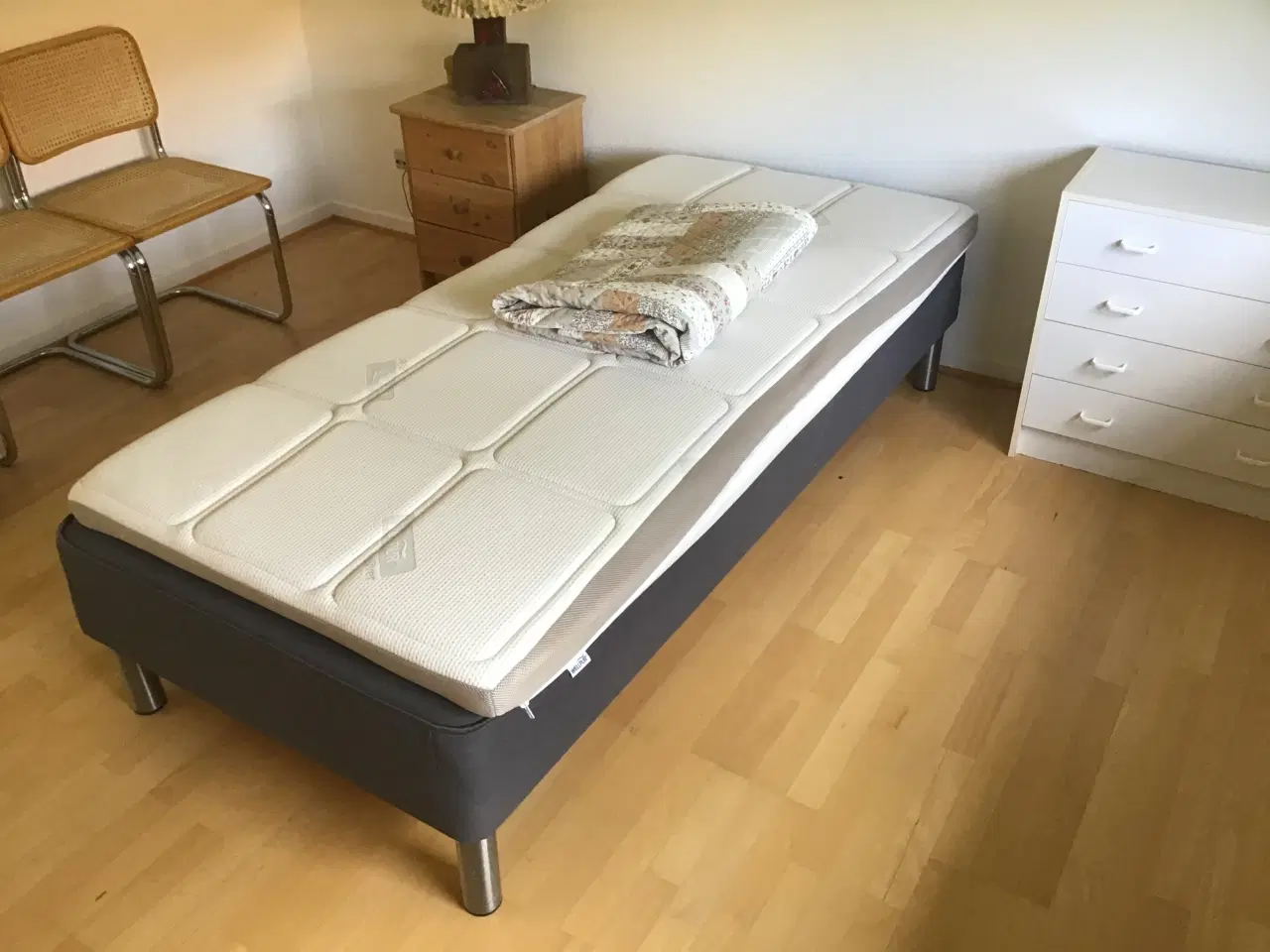 Billede 1 -  Boxmadras med ben 