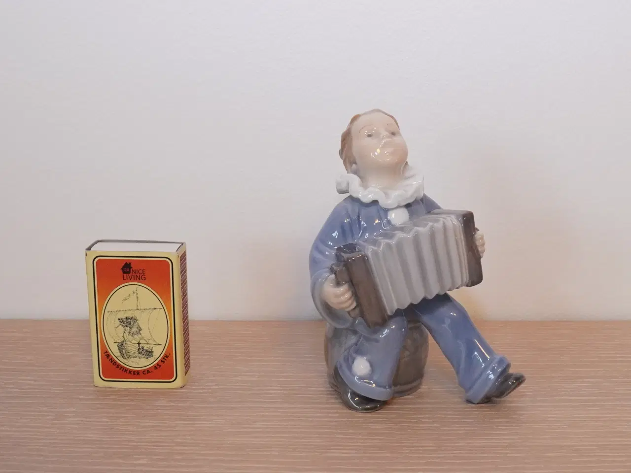 Billede 2 - Barn med harmonika 1. sort. Ada Bonfils f RC 1945