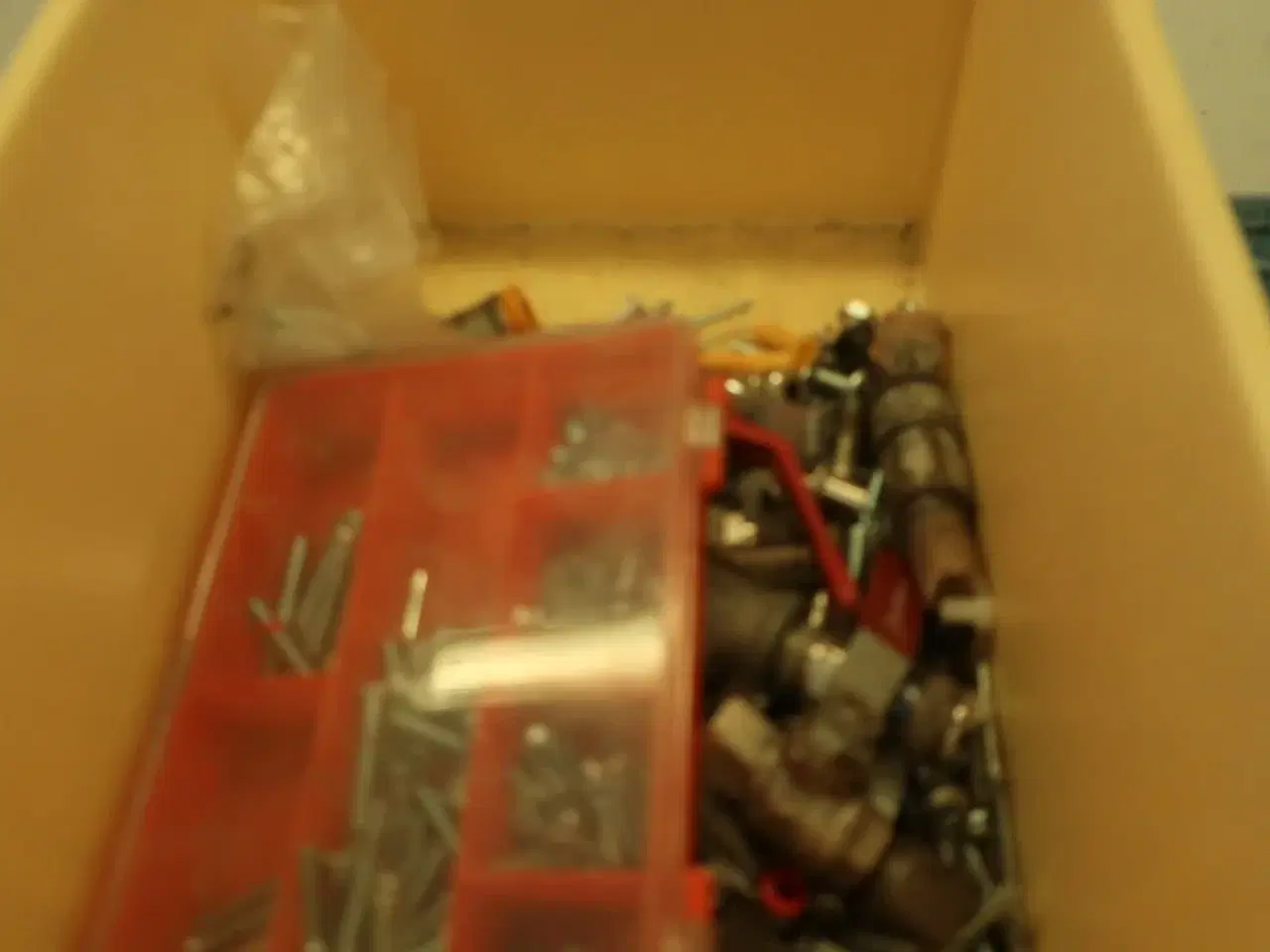 Billede 7 - Reol med div. Skruer m.m.