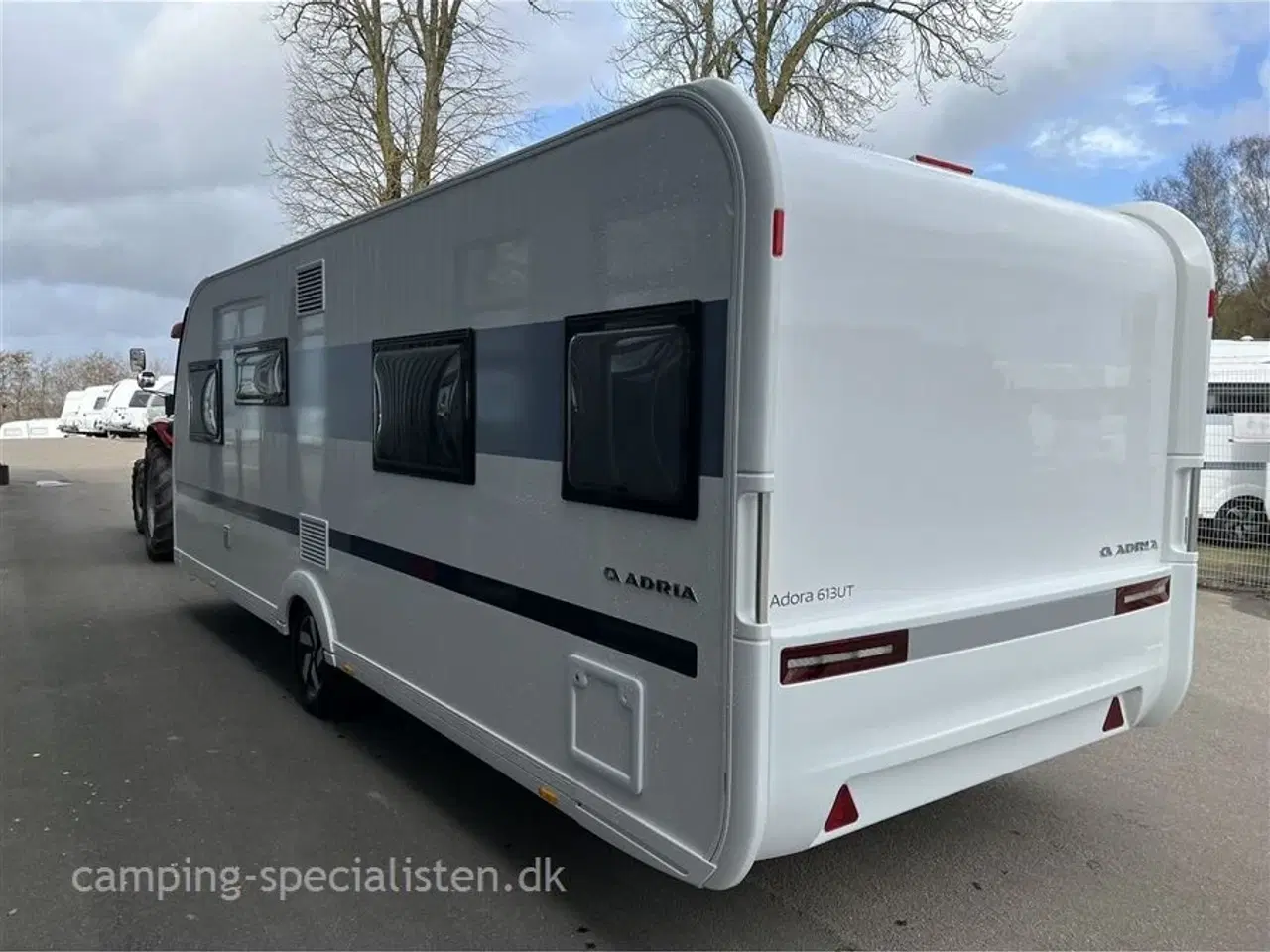 Billede 3 - 2024 - Adria Adora 613 UT Selected Edition   queensbed seng - Adria Adora 613 UT Selected Edition 2023/2024 - Kan ses nu hos Camping-Specialisten.dk