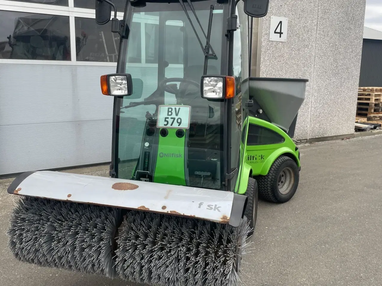 Billede 2 - Egholm 2250 Inkl. kost og saltspreder