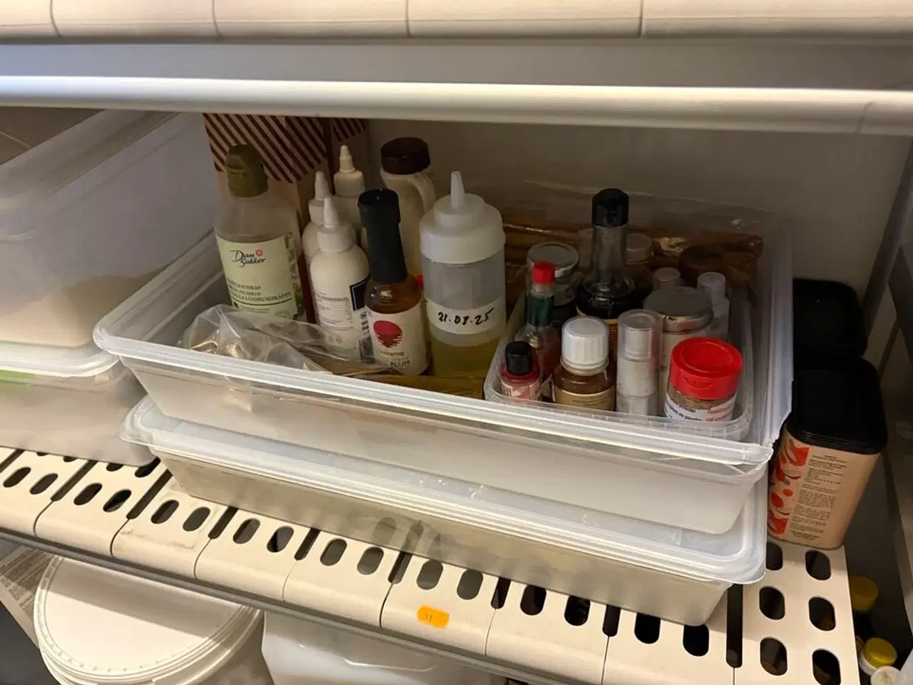 Billede 10 - 2 stk. Reoler med indhold