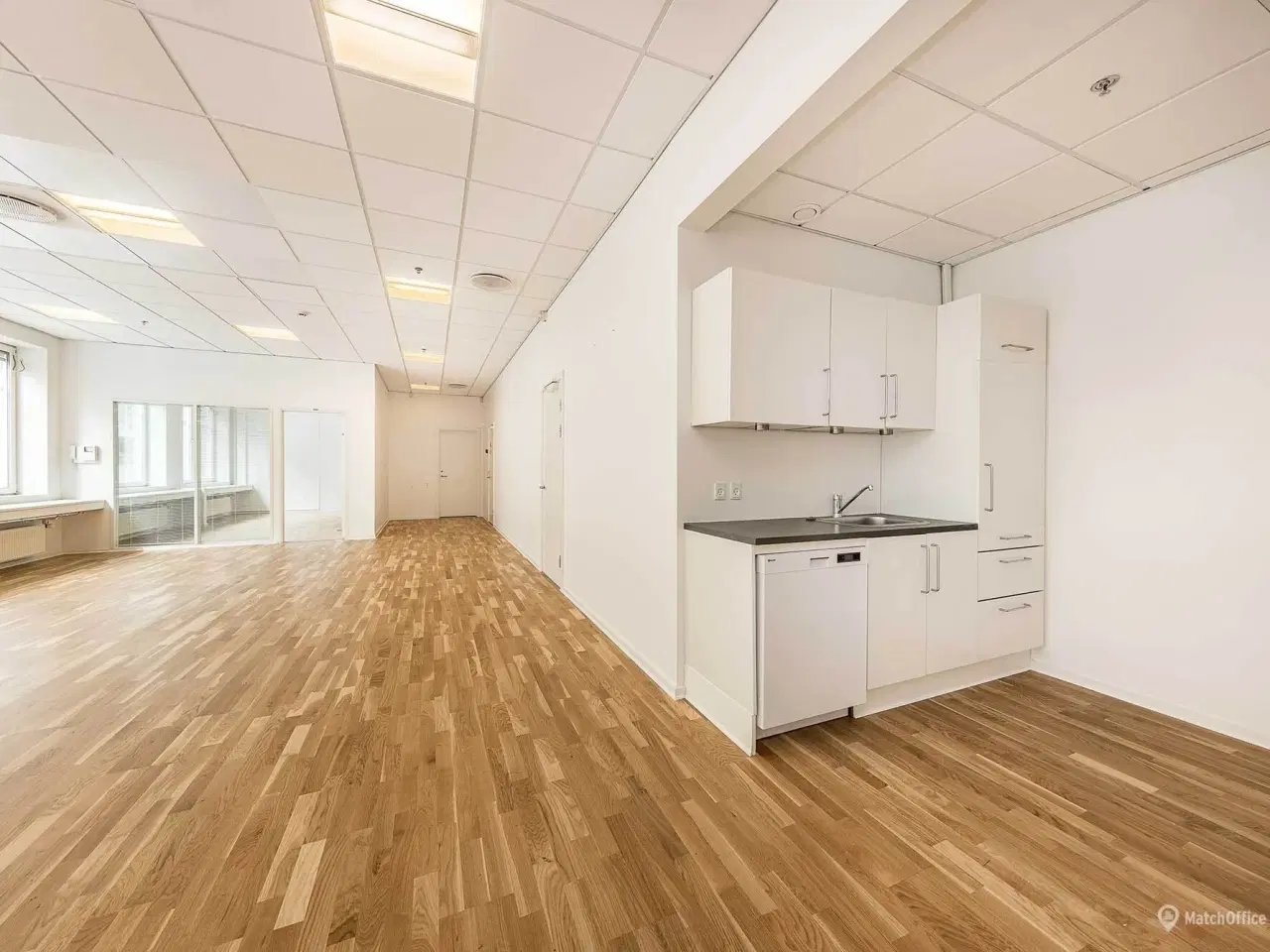 Billede 2 - Åbent kontormiljø med adgang til fælles kantine. møderum og tagterrasse centralt i Ørestad
