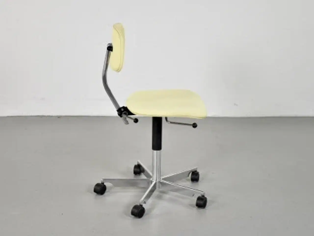 Billede 4 - Fritz hansen kevi kontorstol med gult polster og blankt stel