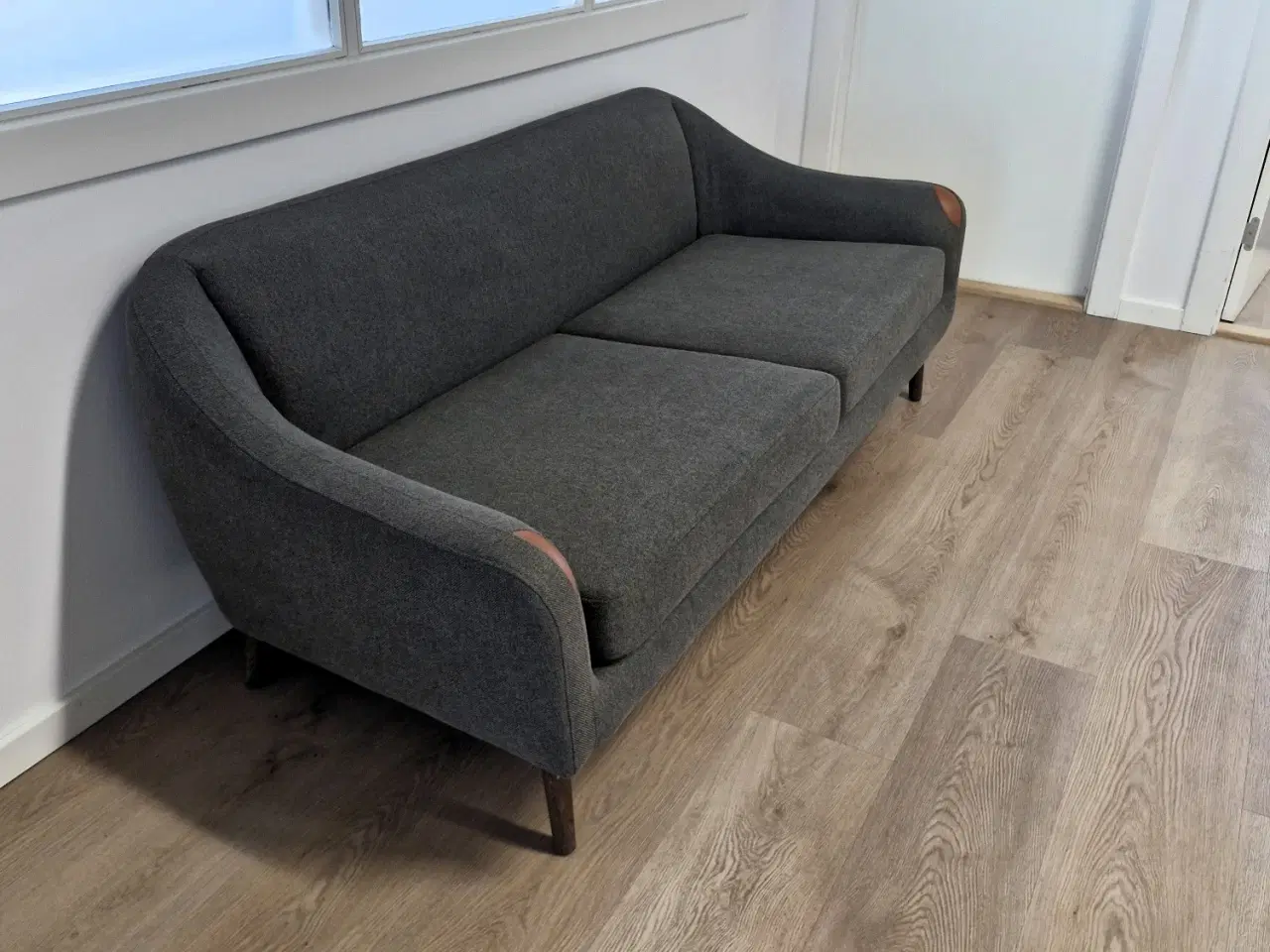 Billede 3 - Sofa i grøn-grå stof med god siddekomfort