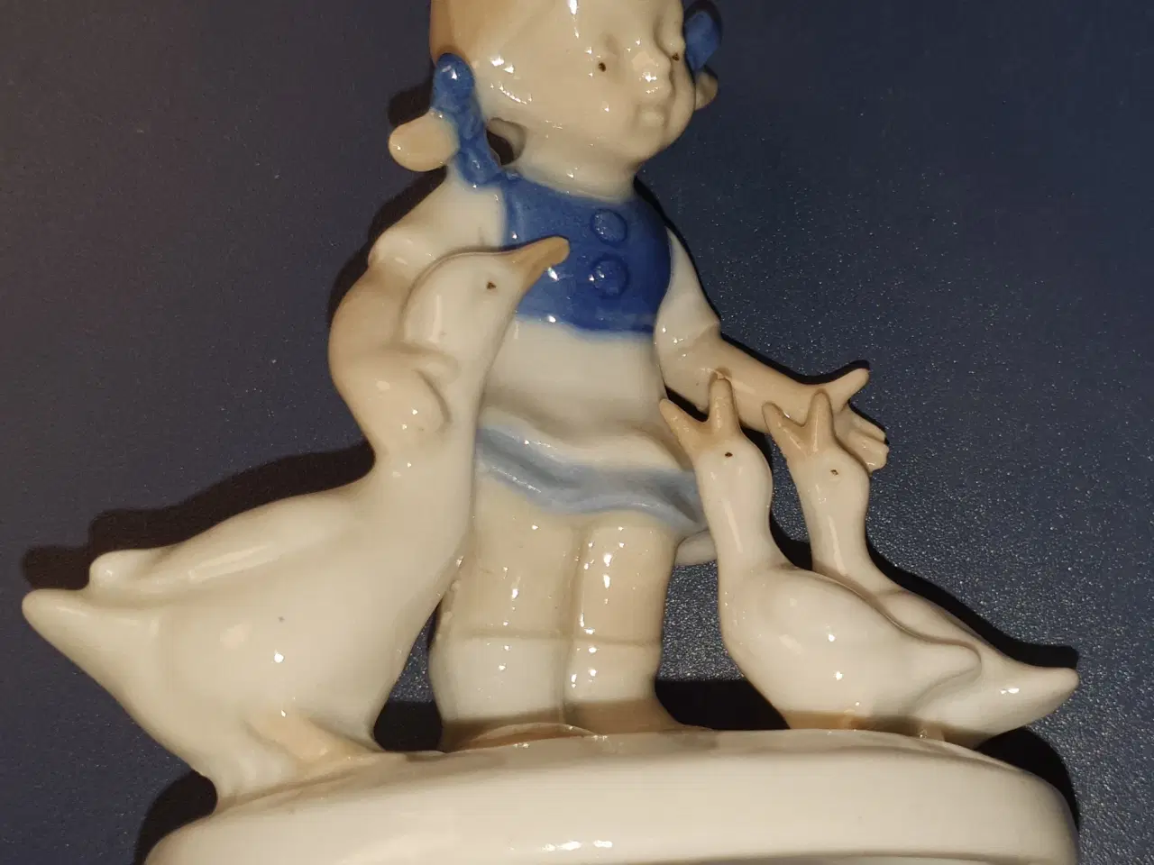 Billede 1 - Porcelænsfigur - Pige med tre gæs