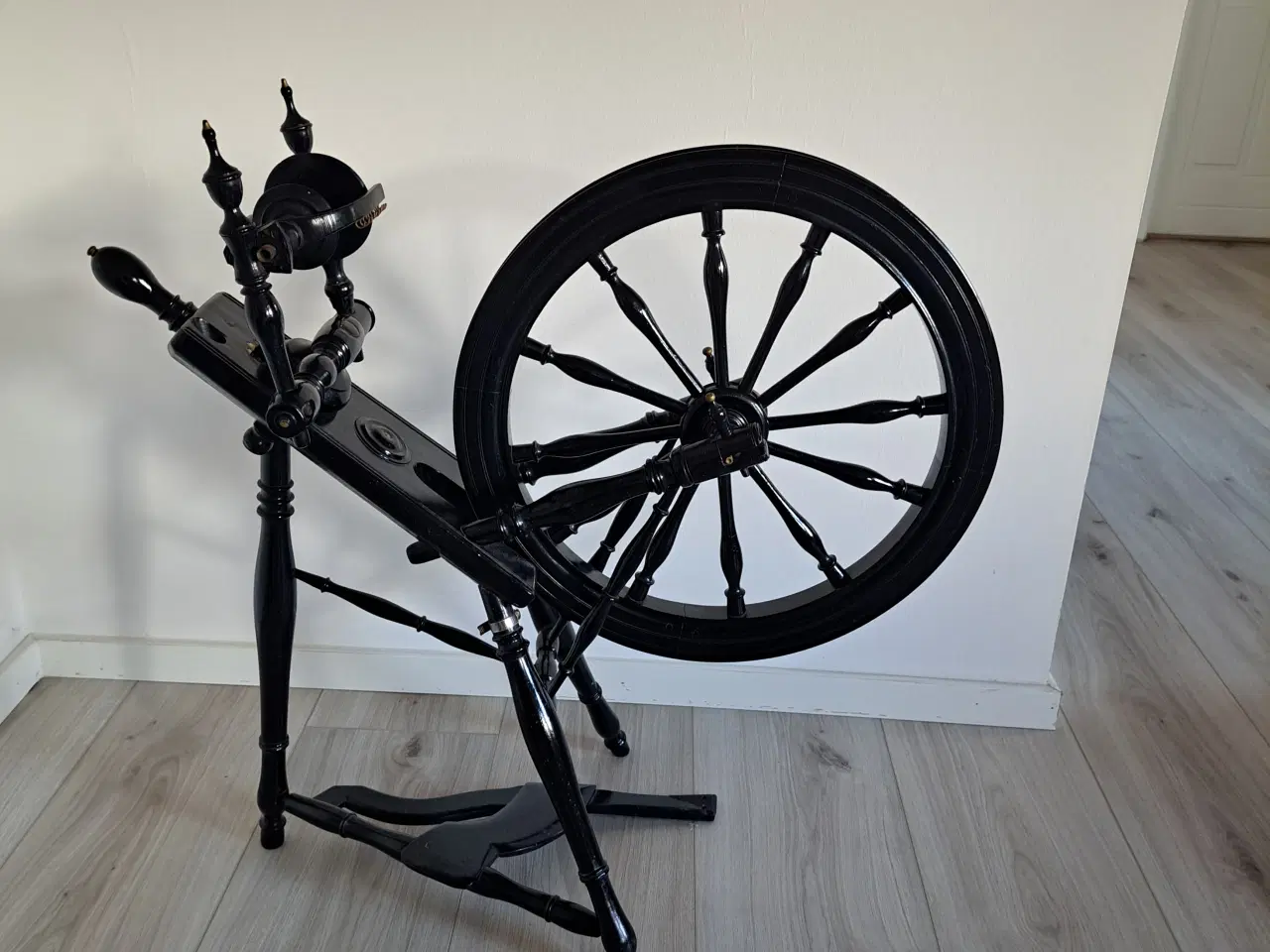 Billede 1 - Sort blank spinde rok.