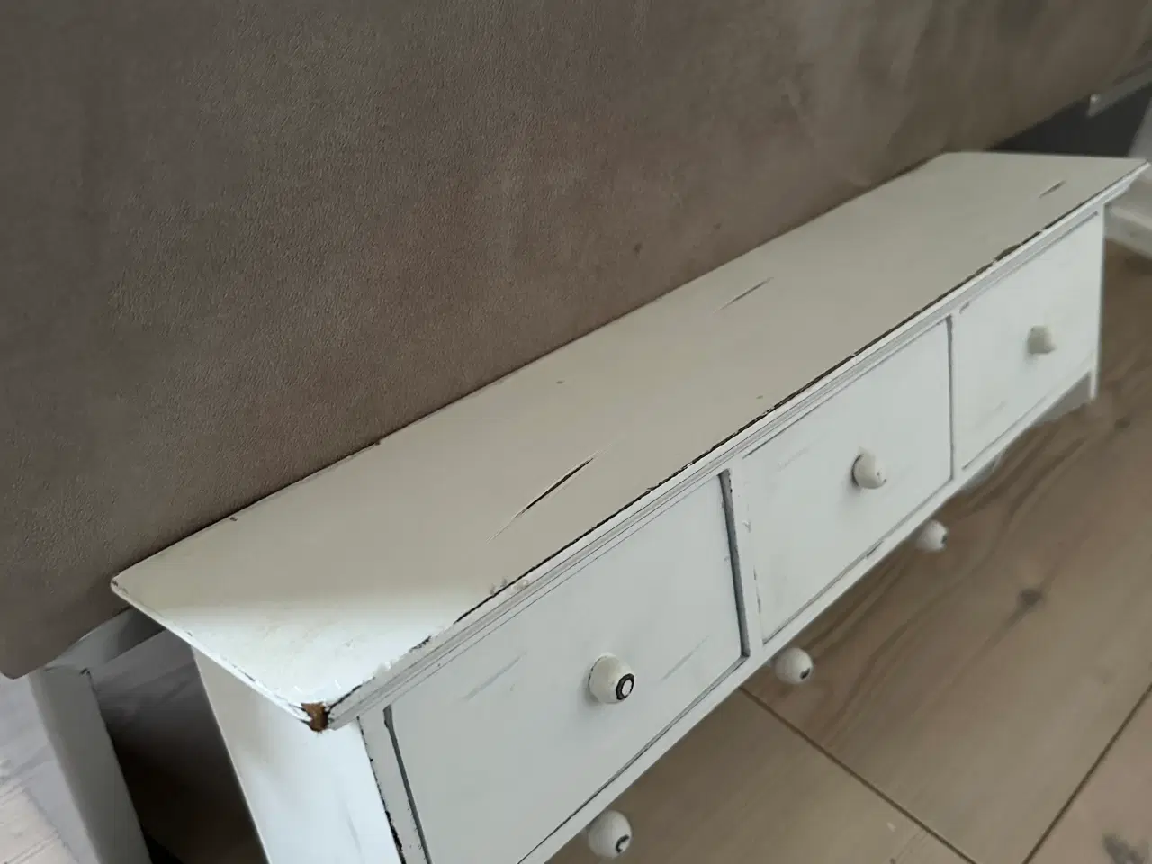 Billede 3 - Hylde med skuffer og knagerække 