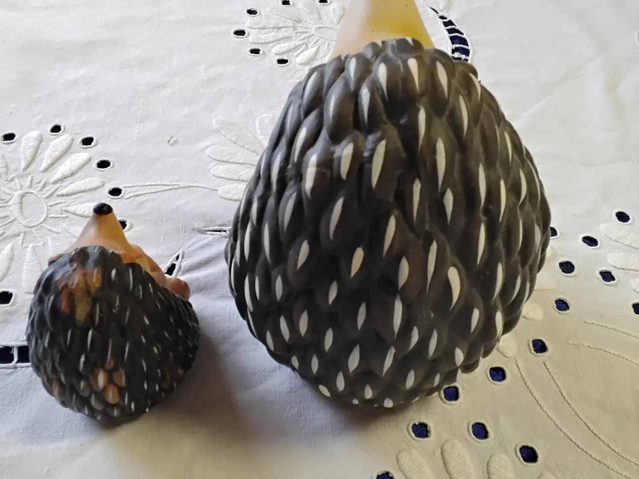 Billede 3 - 2 pindsvin figurer i keramik- højde ca 17 og 9 cm 