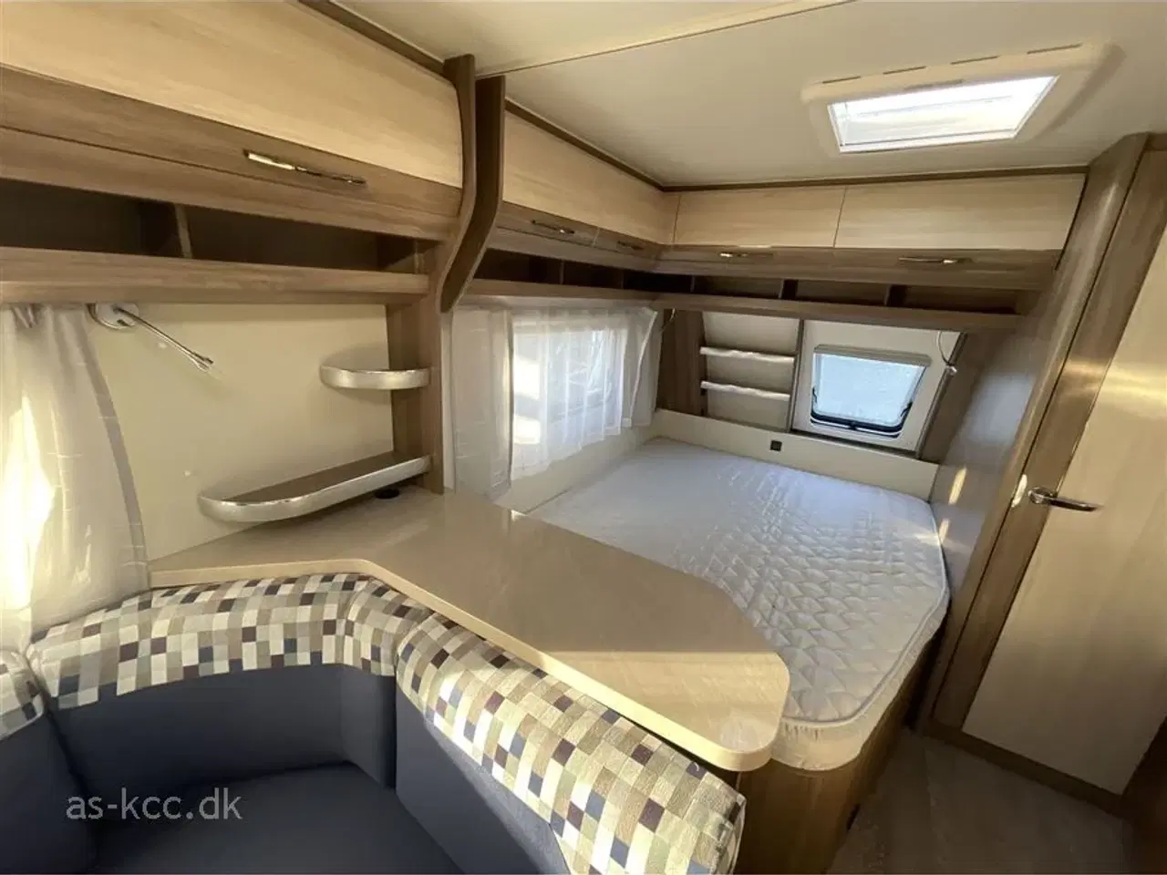 Billede 11 - 2017 - Hobby De Luxe 560 KMFe   Hobby De Luxe 560 KMFE årg. 2017 incl. 6 sovepladser, 6 siddepladser, Nyt Isabella Commodore Dawn 2024, mover, Eclipse12v tv, Sun Blue med stænger