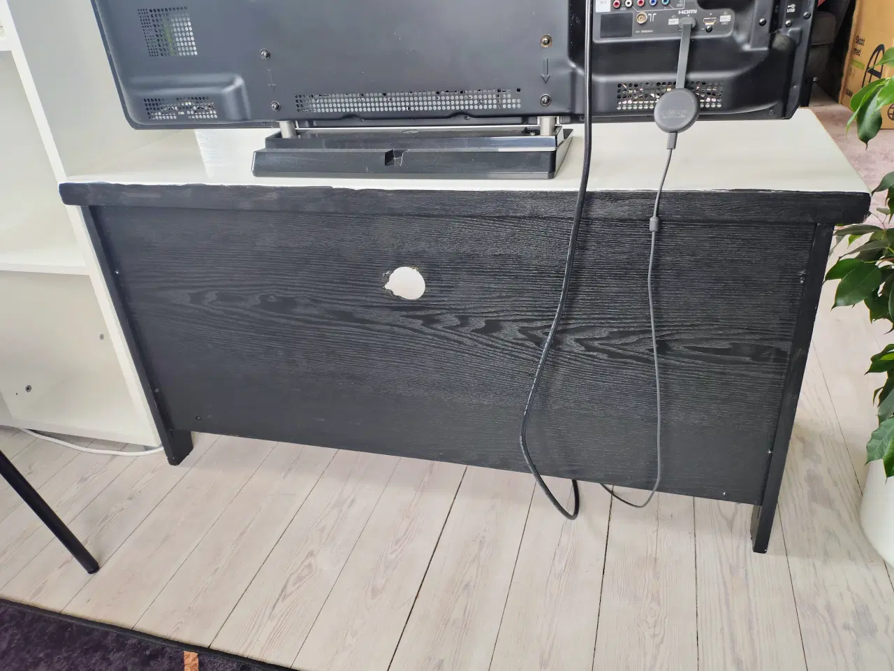 Billede 2 - Flot solidt tv bord med opbevaring