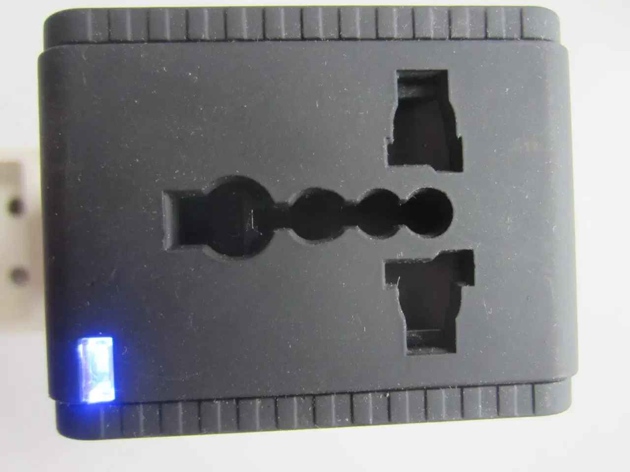 Billede 2 - UNITED rejseadapter med USB lader