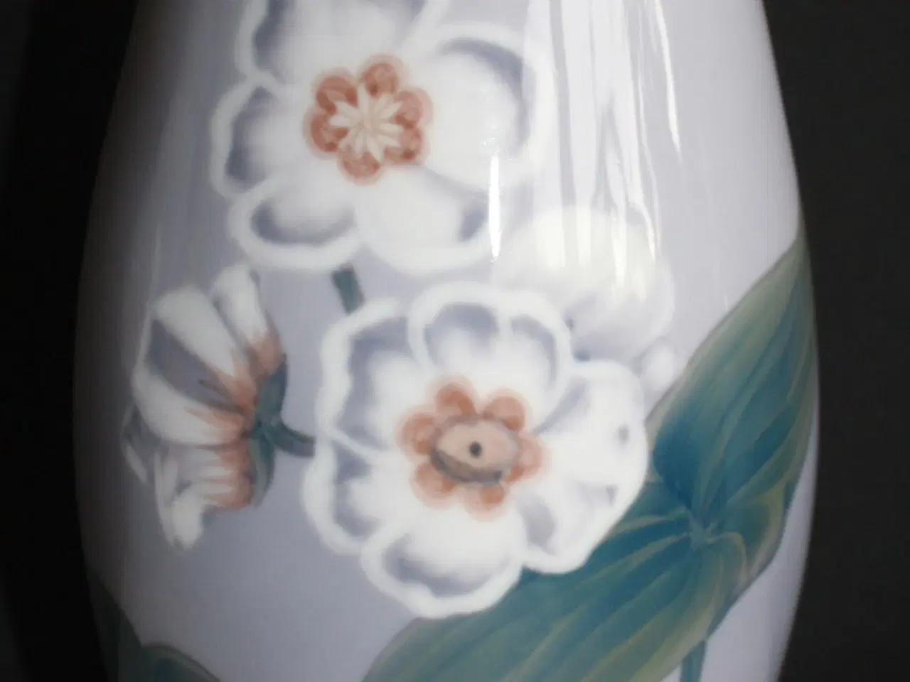 Billede 2 - Vase med hvide blomster, Bing og Grøndahl