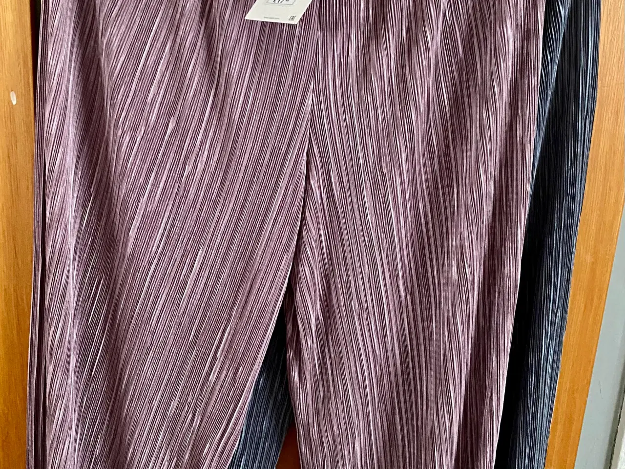 Billede 1 - To par krinklet bukser i str. L fra Zara