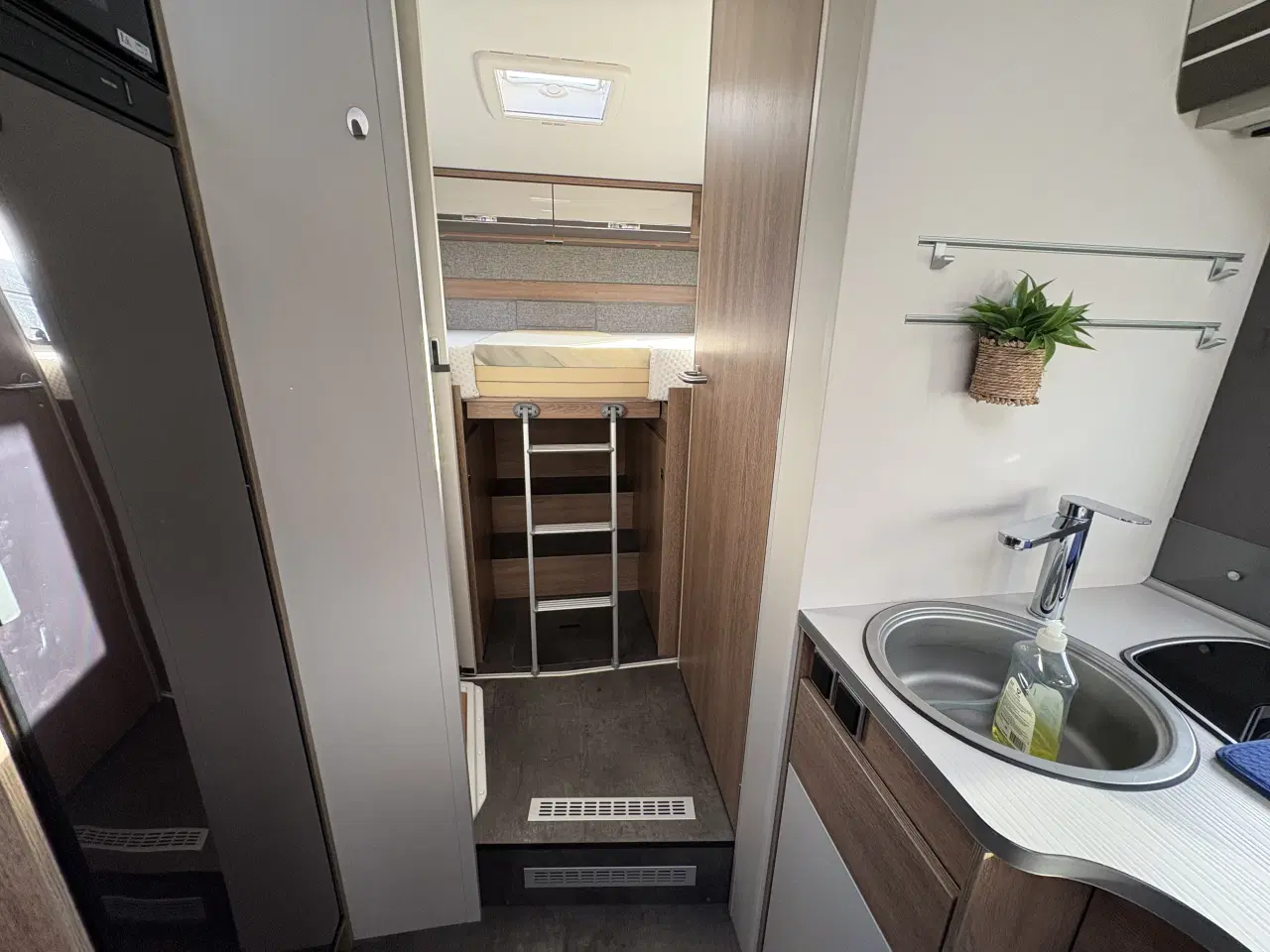 Billede 6 - Dethleffs I7057 EBL med face-to-face siddegruppe