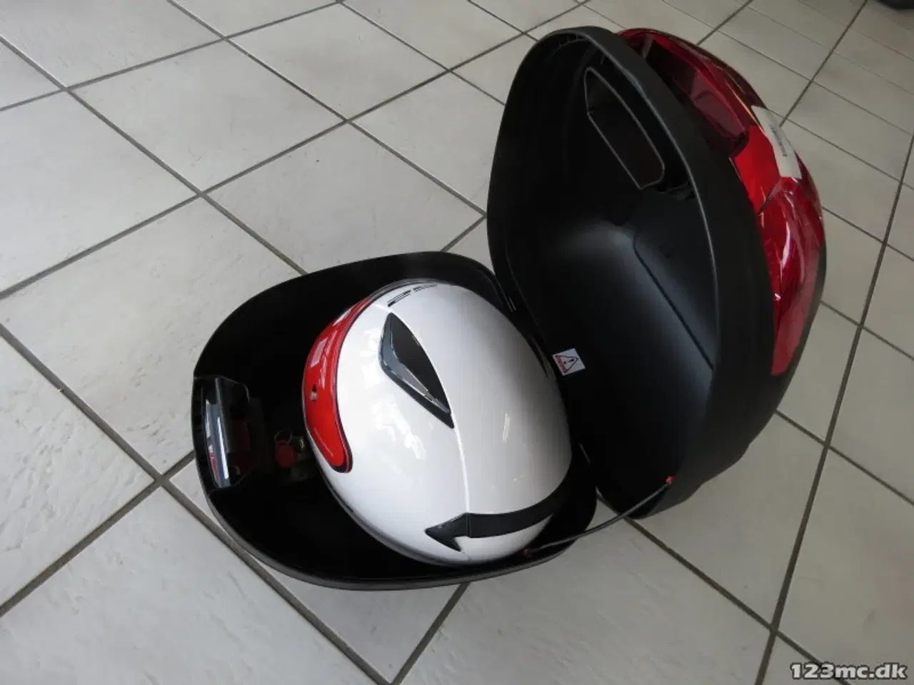 Billede 2 - Topboks 30L - Plads til styrthjelmen.