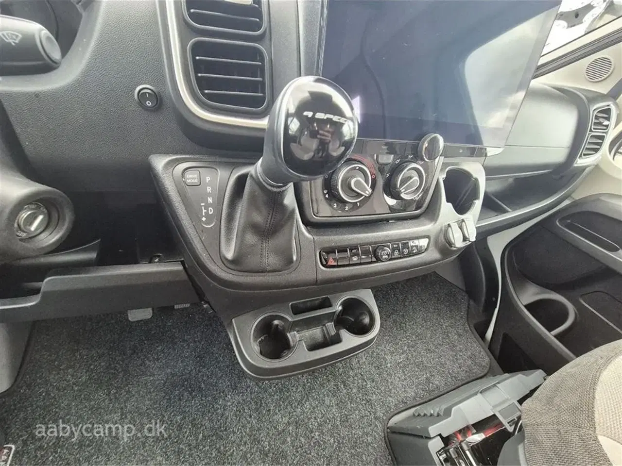 Billede 7 - 2022 - Benimar Mileo 261 NK   Automatgear. NK. pakke. varme på spildevands tanken. plisse i førehuset. solceller. lithium batterier. maxfann. clesana toilet. kompressor køleskab.