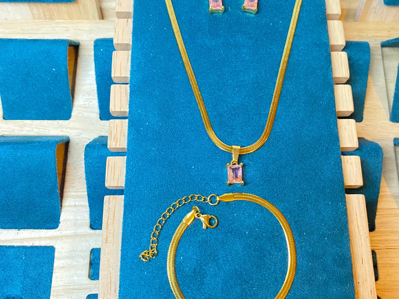 Billede 1 - Komplet Smykkesæt - Halskæde, Øreringe og Armbånd.