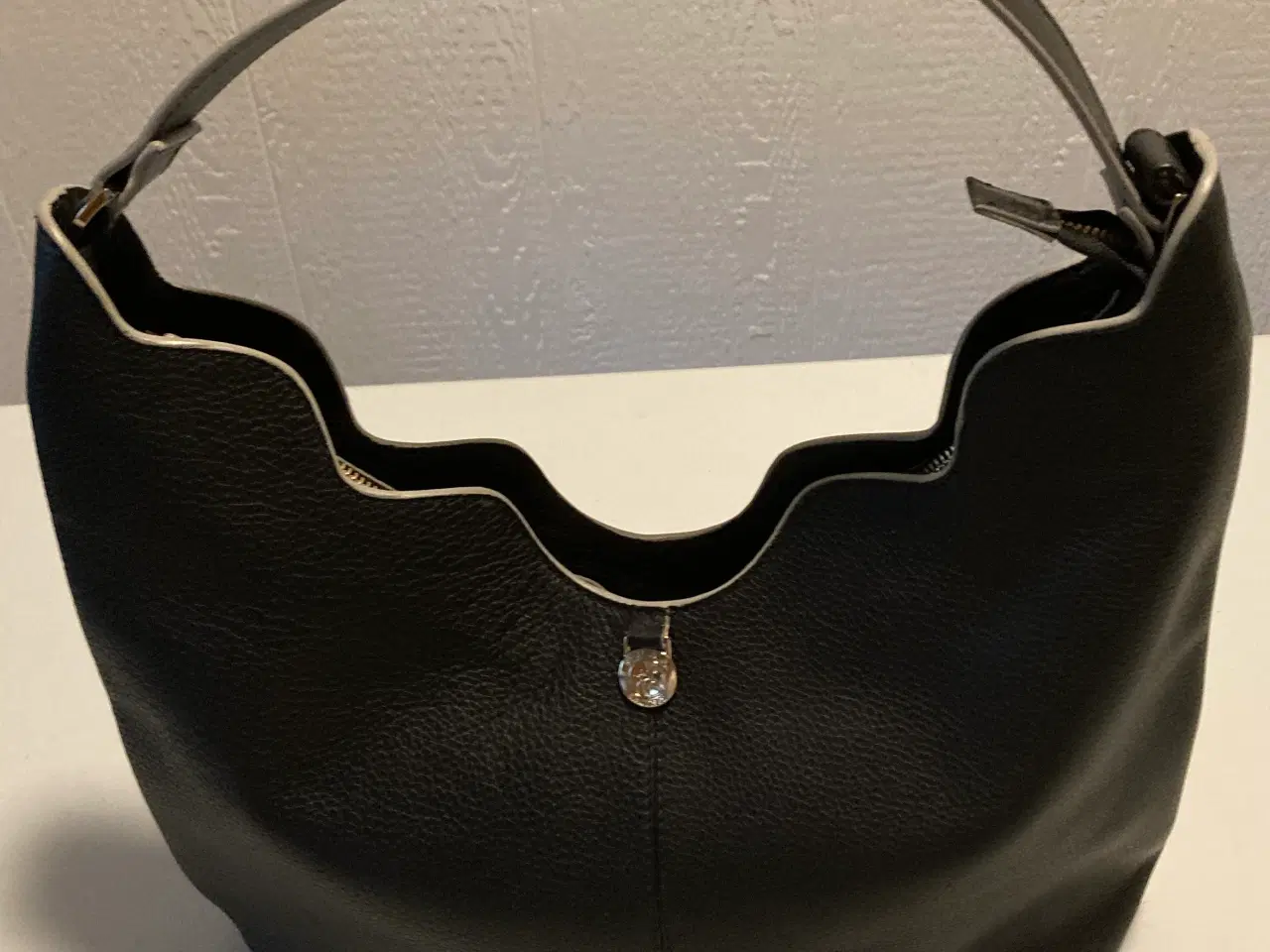 Billede 1 - Adax skuldertaske i sort læder med en enkelt skuld