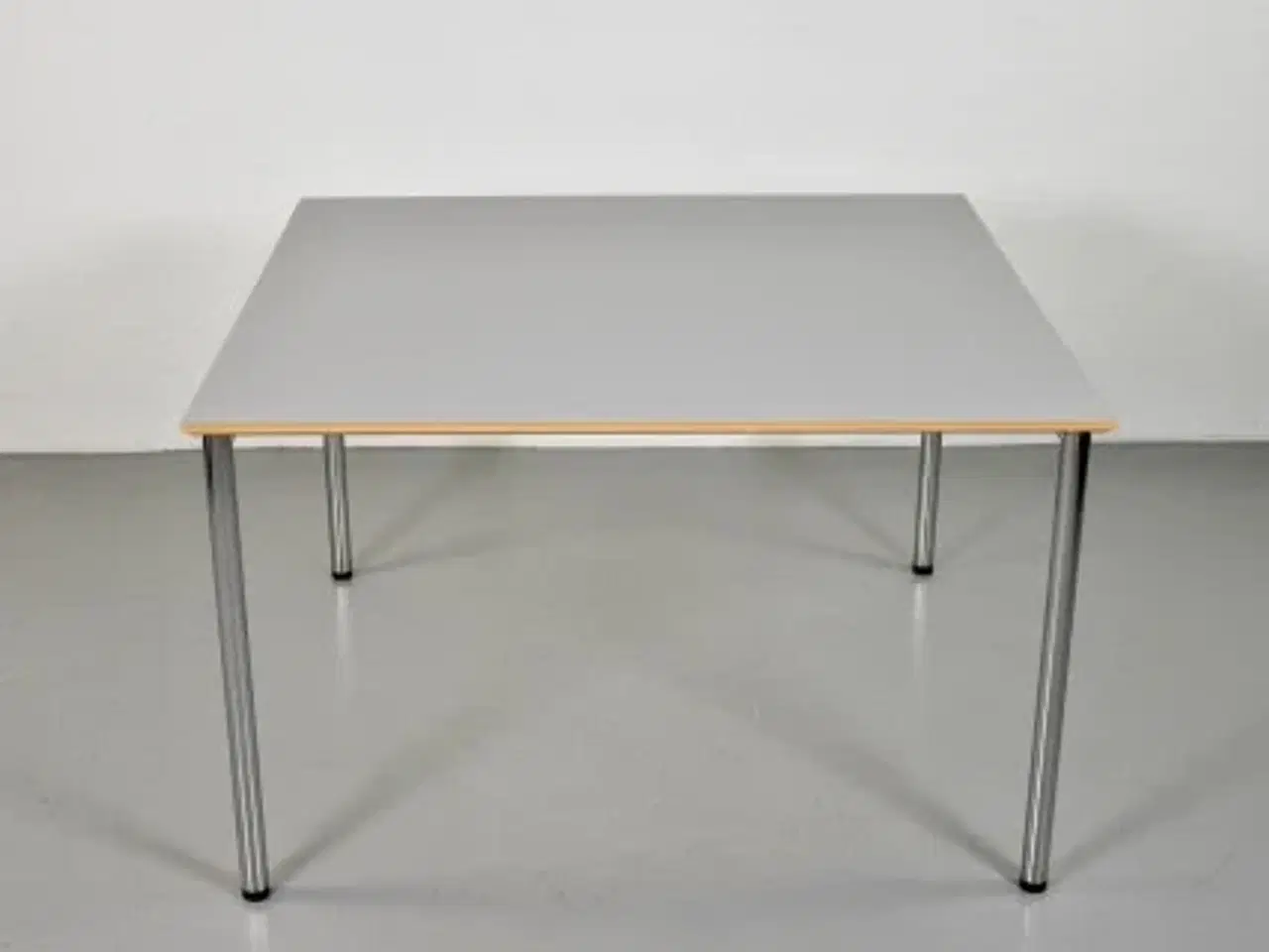 Billede 4 - Randers radius kantinebord med grå plade og krom stel