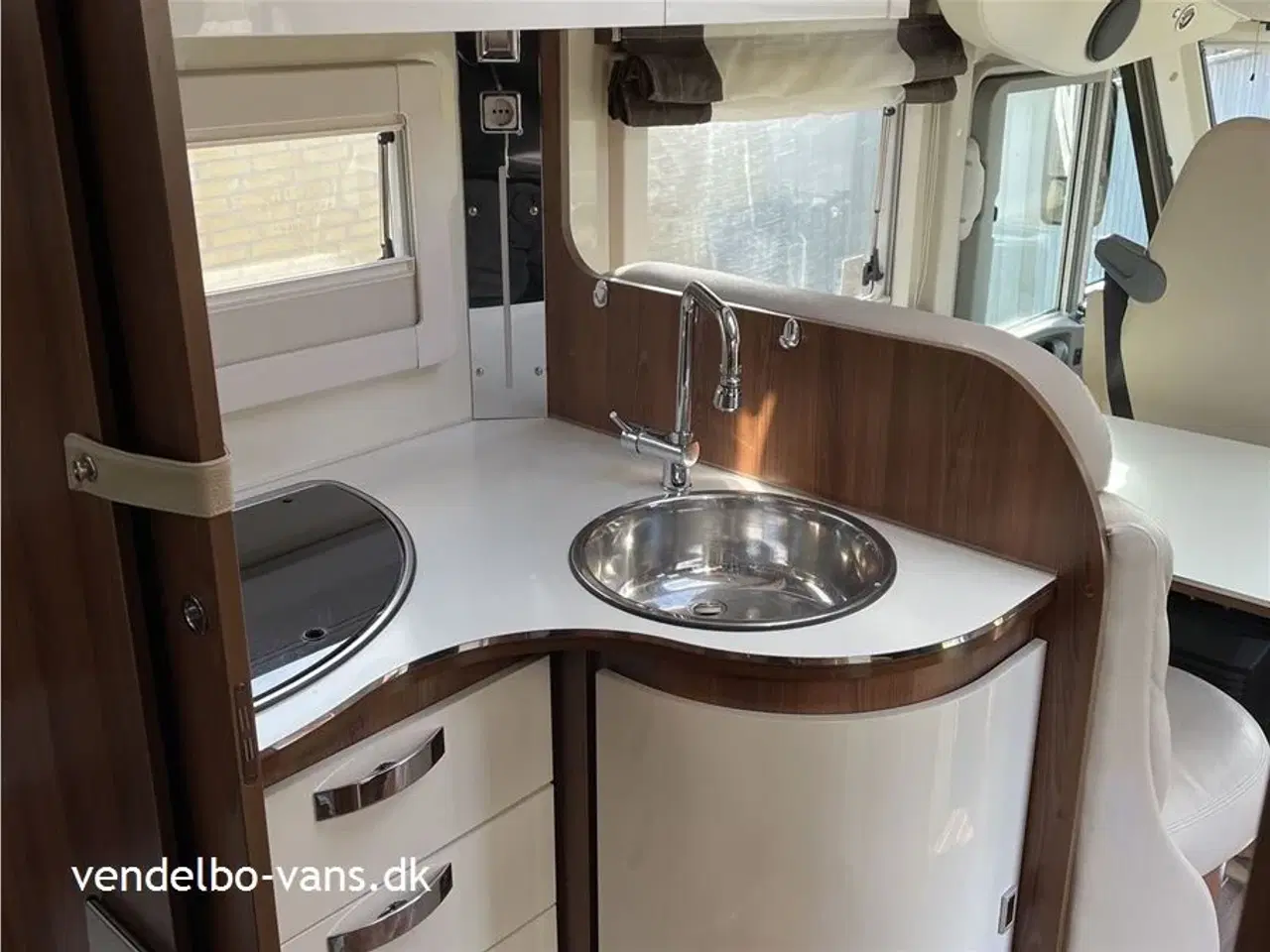 Billede 4 - 2016 - McLouis Nevis 880 G   Genial løsning med rumdeler og 3 skydedøre, så toilet/baderum fylder hele bredden af vognen