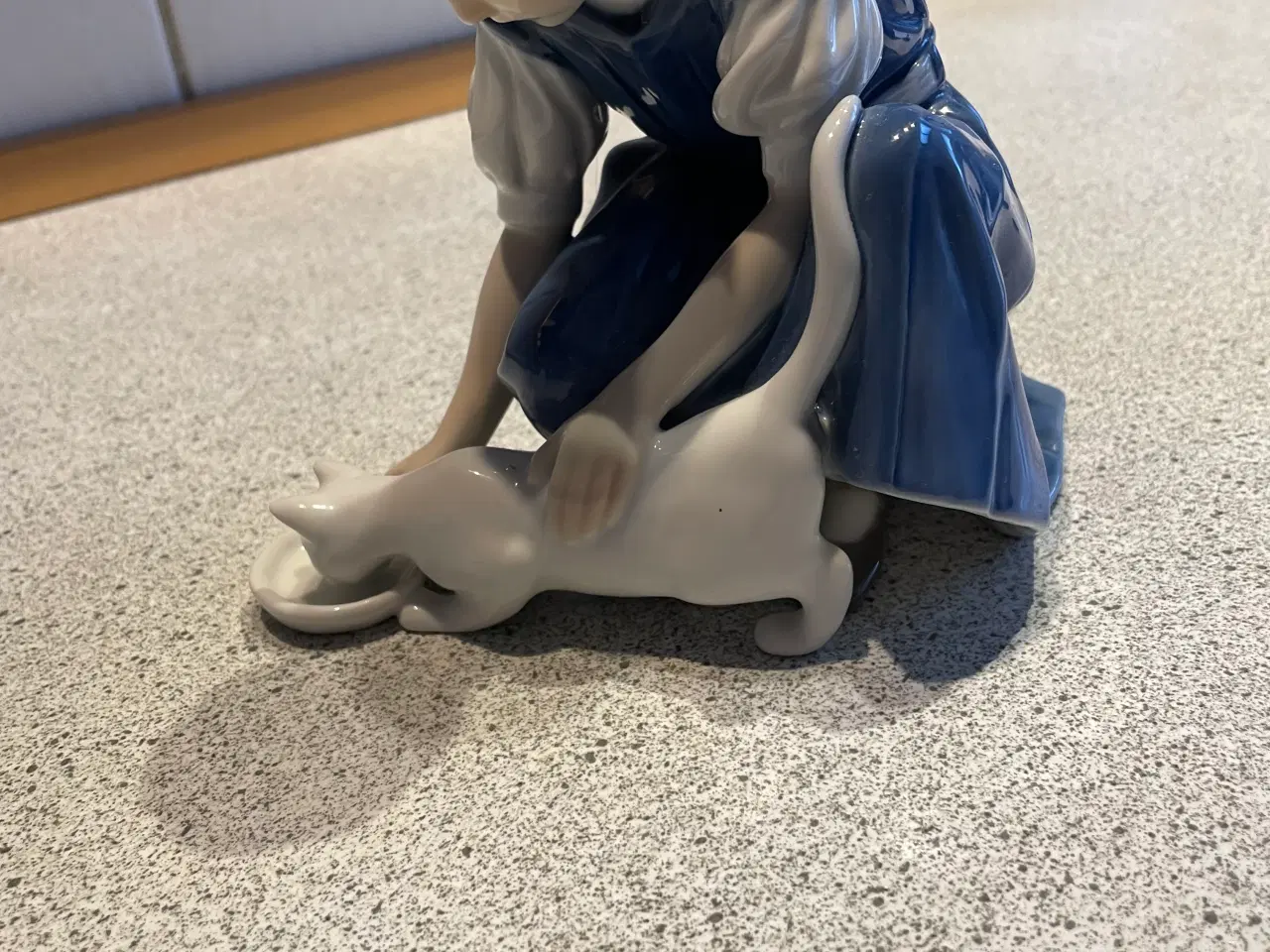 Billede 1 - Porcelænsfigur pige m. kat