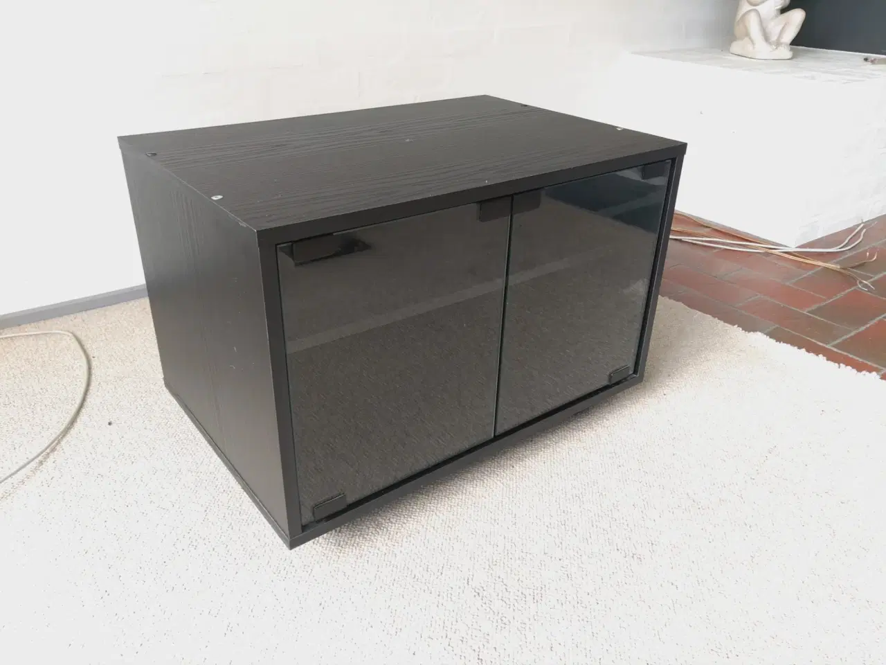 Billede 2 - Sort tv-bord / mediabænk med glaslåger