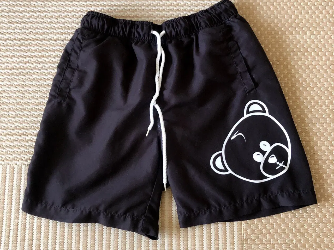 Billede 1 - Panuu sorte shorts med snøre i livet. Str S