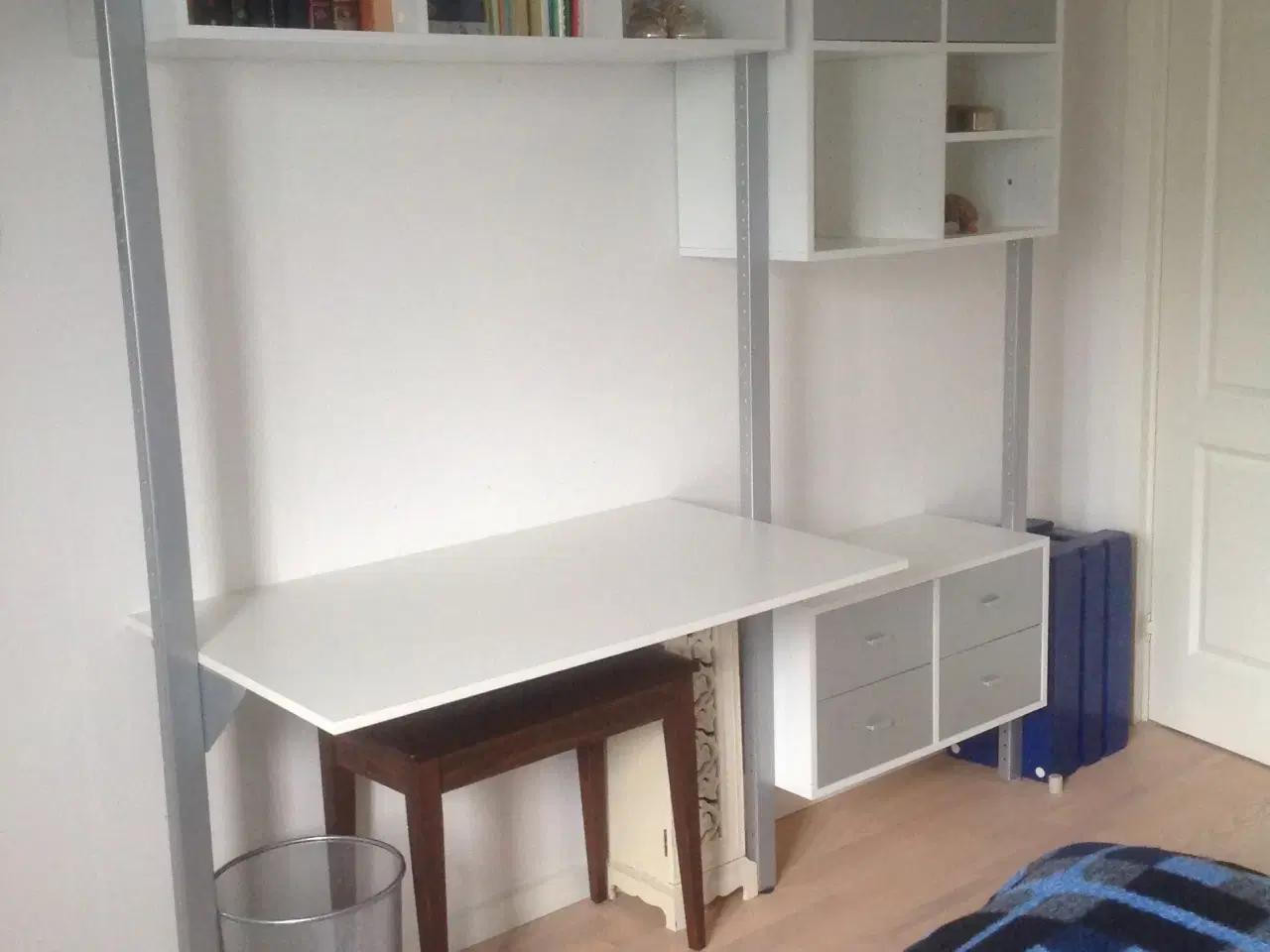 Billede 1 - Reol med indbygget skrivebord