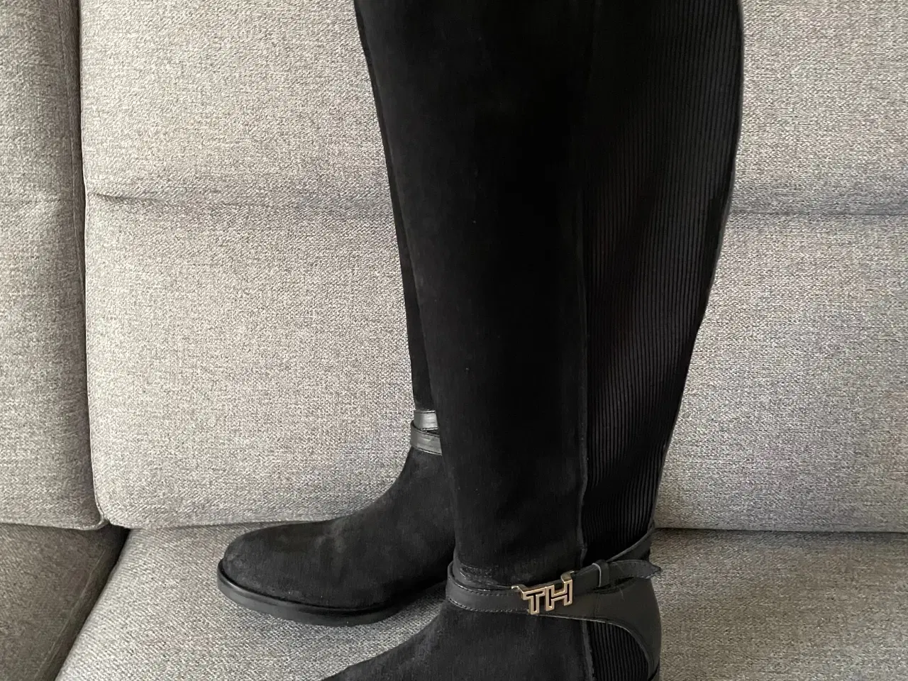 Billede 2 - NEDSAT Tommy Hilfiger langskaftet støvle, str. 37