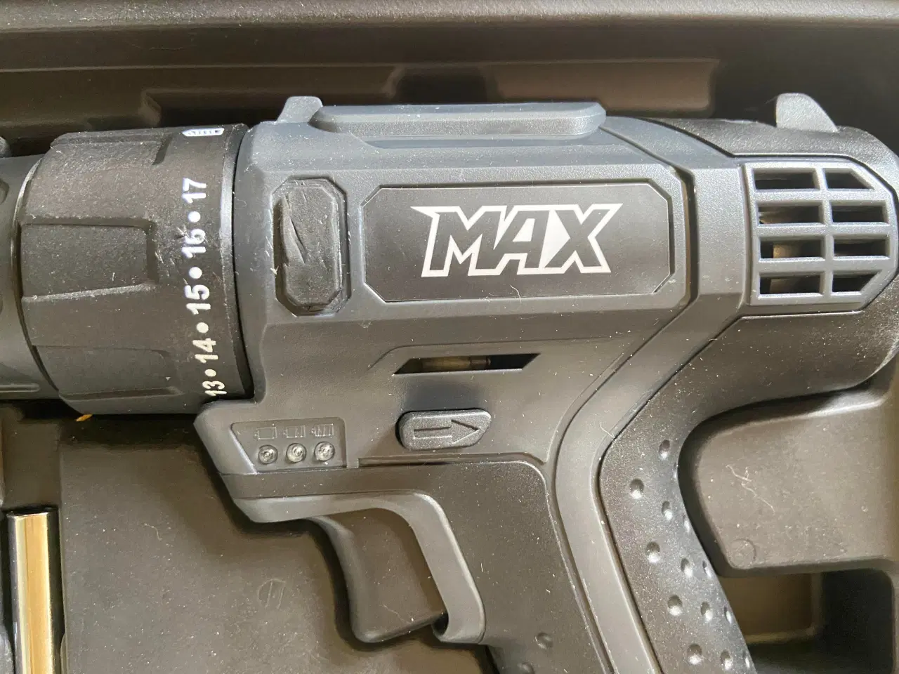 Billede 2 - Max Boremaskine, Akku 18 V Li-Ion 2 Batt, 77 Dele
