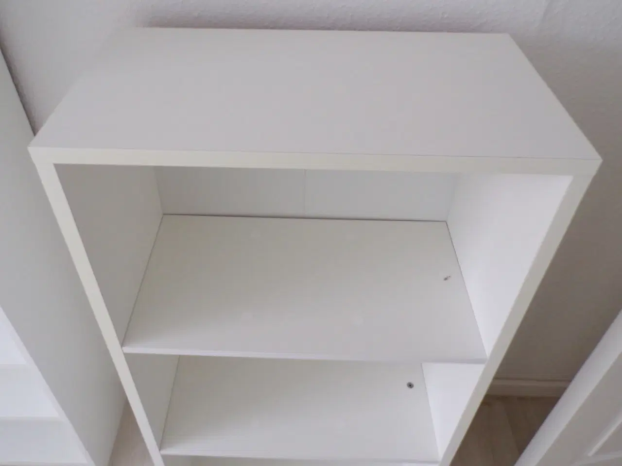 Billede 4 - Robust hvid reol med 2 hylder / 6 rum