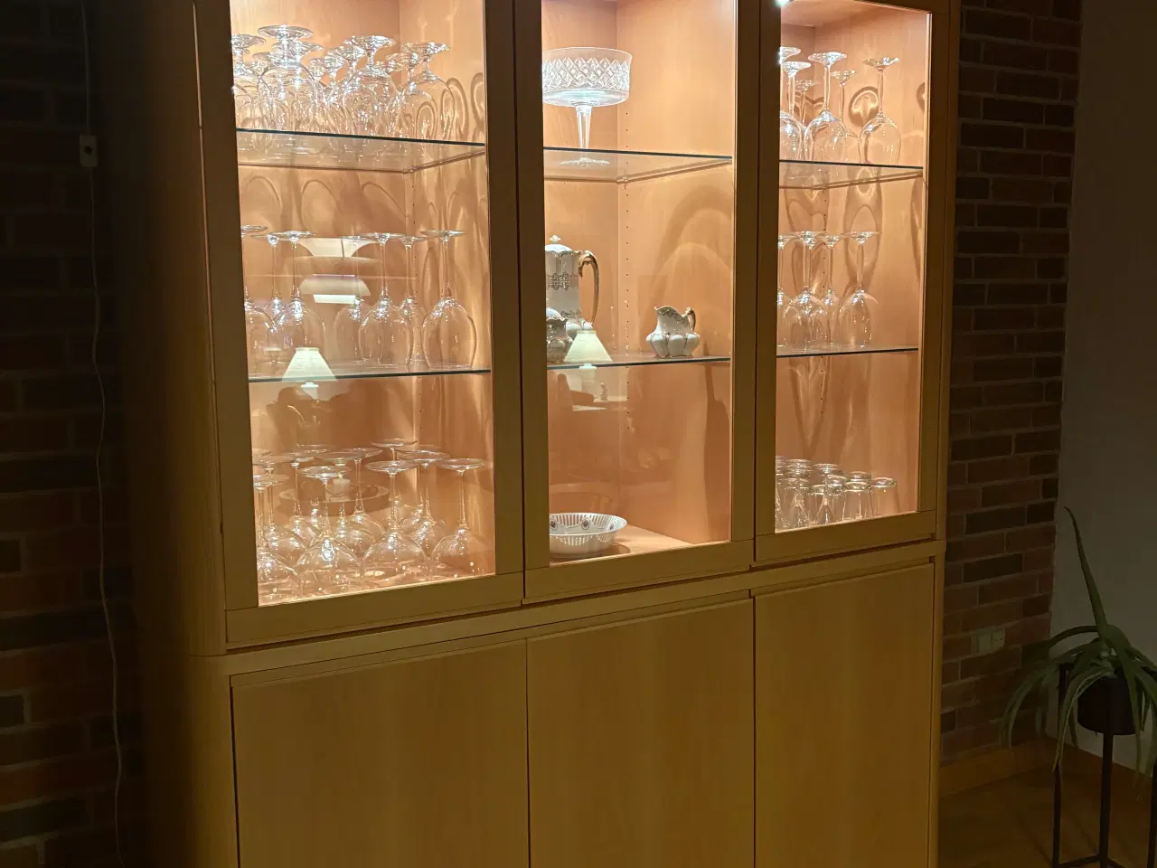 Billede 1 - Flot vitrineskab med lys sælges