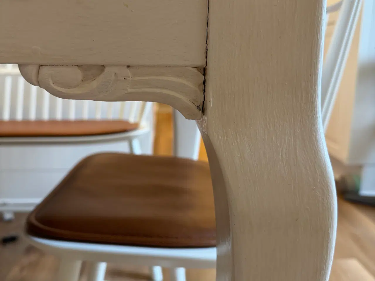 Billede 4 - Smukt romantisk spisebord med hvidmalet underdel