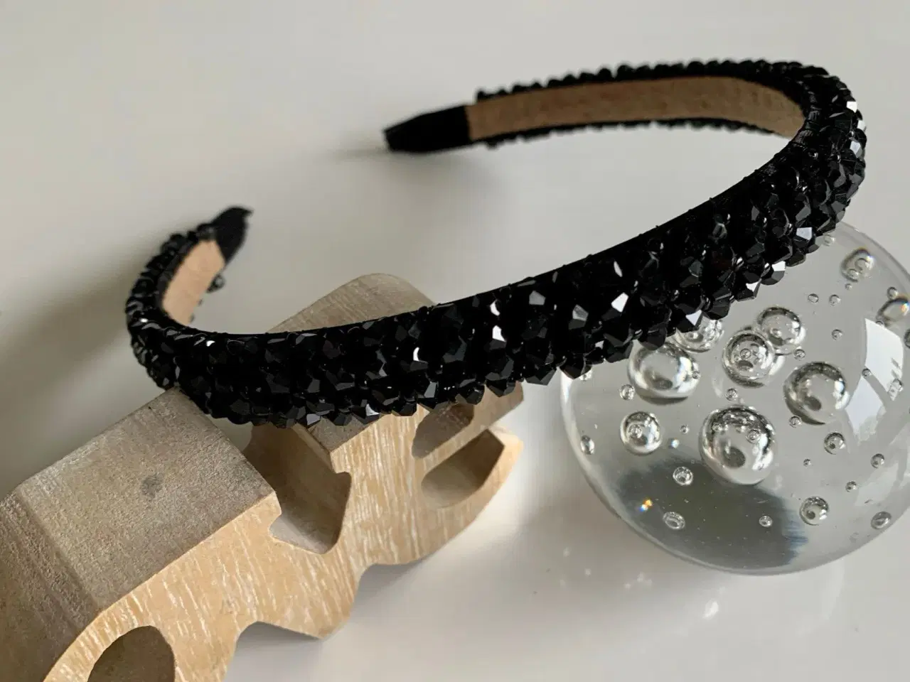 Billede 7 - Smuk sort hårbøjle med shiny perler i sort