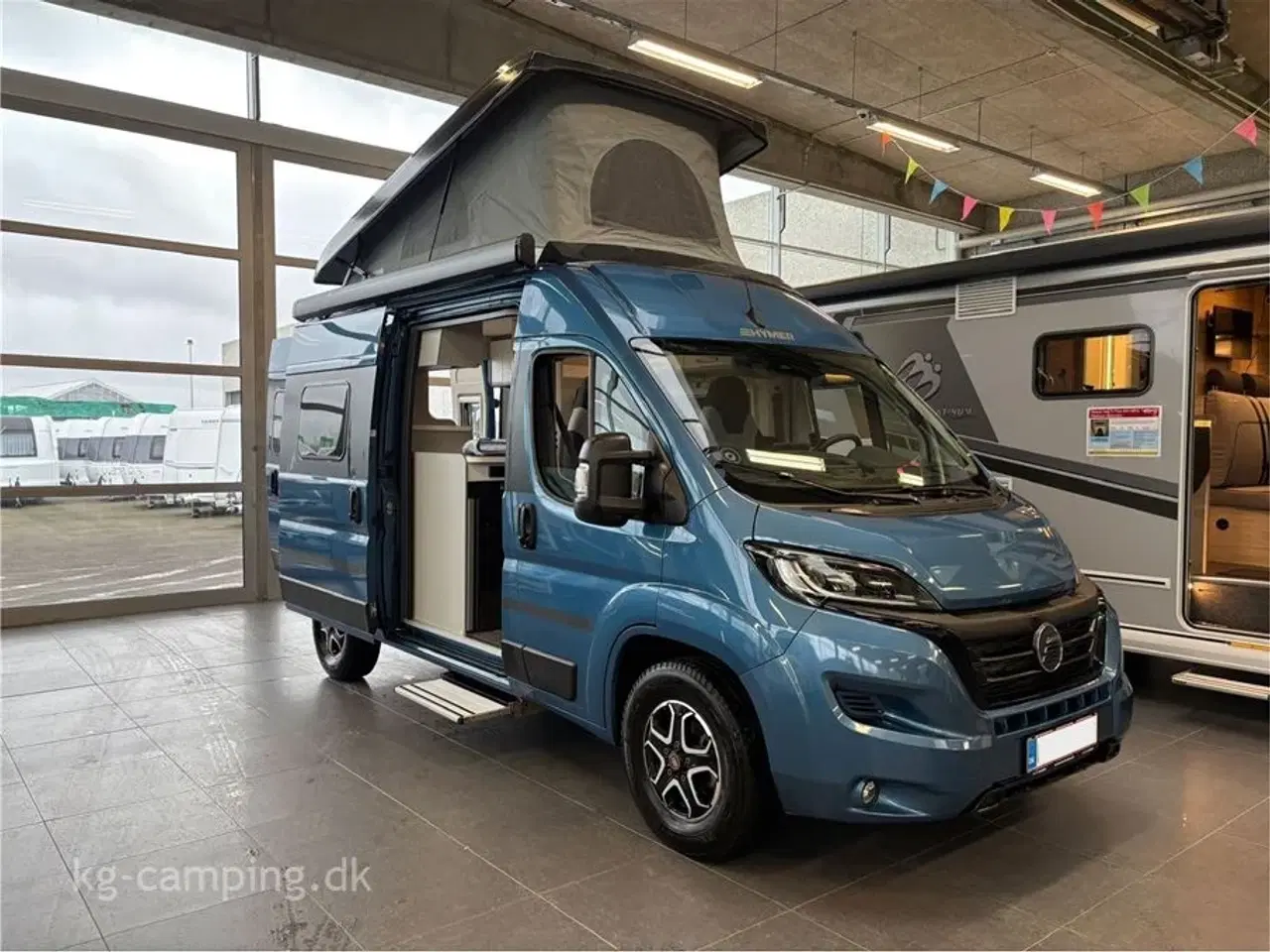 Billede 1 - 2022 - Hymer Free 540 BLUE EVOLUTION   Udstyr inkluderet: 2x Lithium-batteri • Solcelleanlæg • Markise • Hævesængetag • Fuld LED-lys • Automatisk klimaanlæg • Elektrisk håndbremse