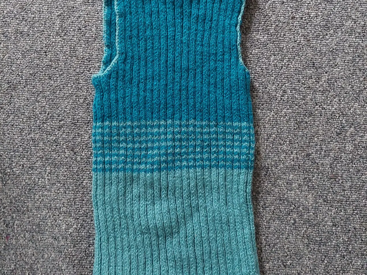 Billede 1 - Vest -  håndstrik