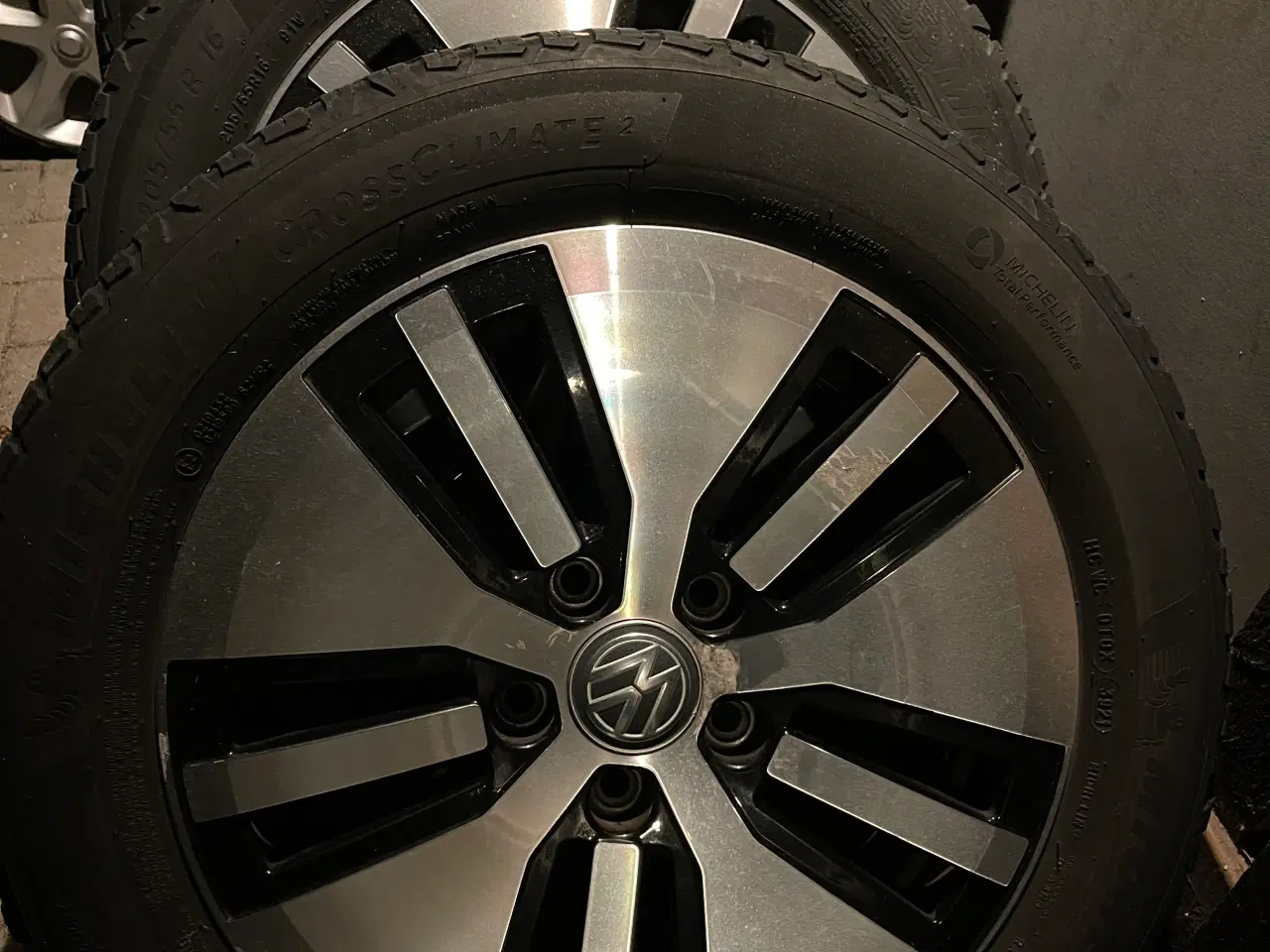 Billede 5 - Originale VW 16” fælge med Michelin helårsdæk