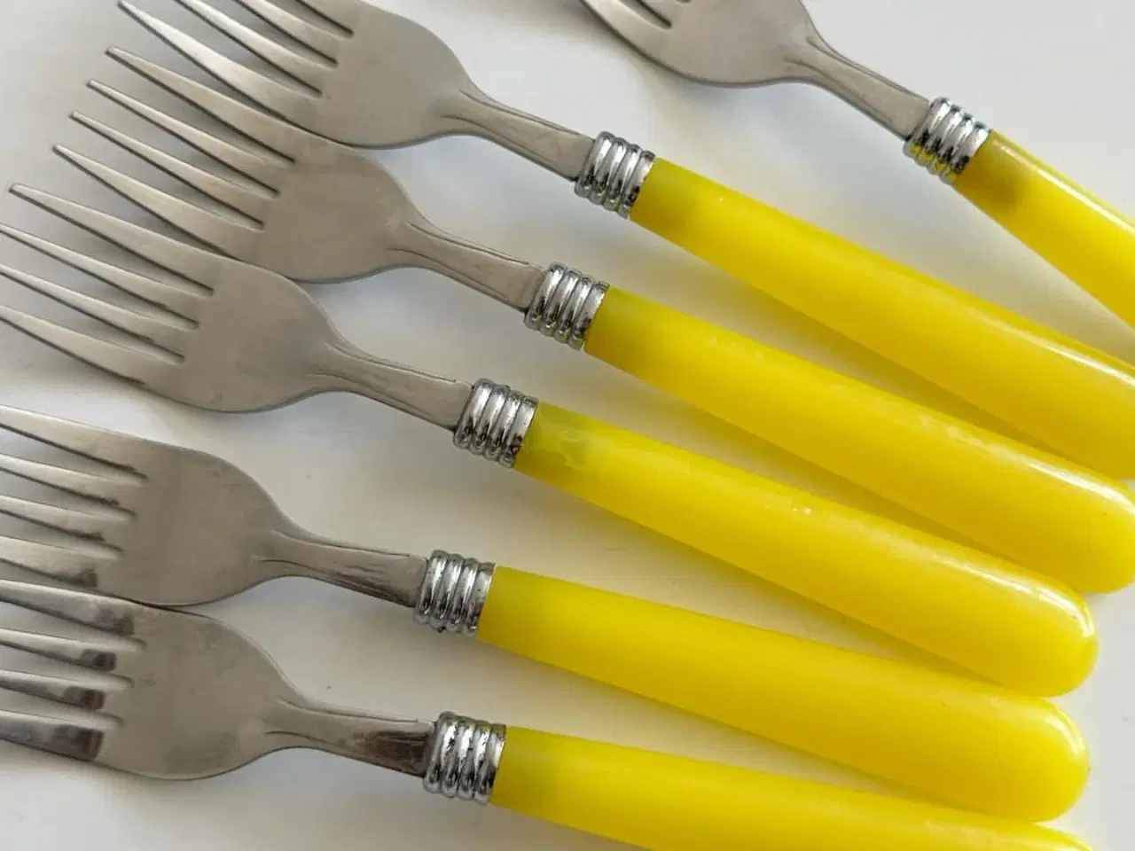 Billede 3 - Retro gafler, stål og gul plast, 6 stk samlet