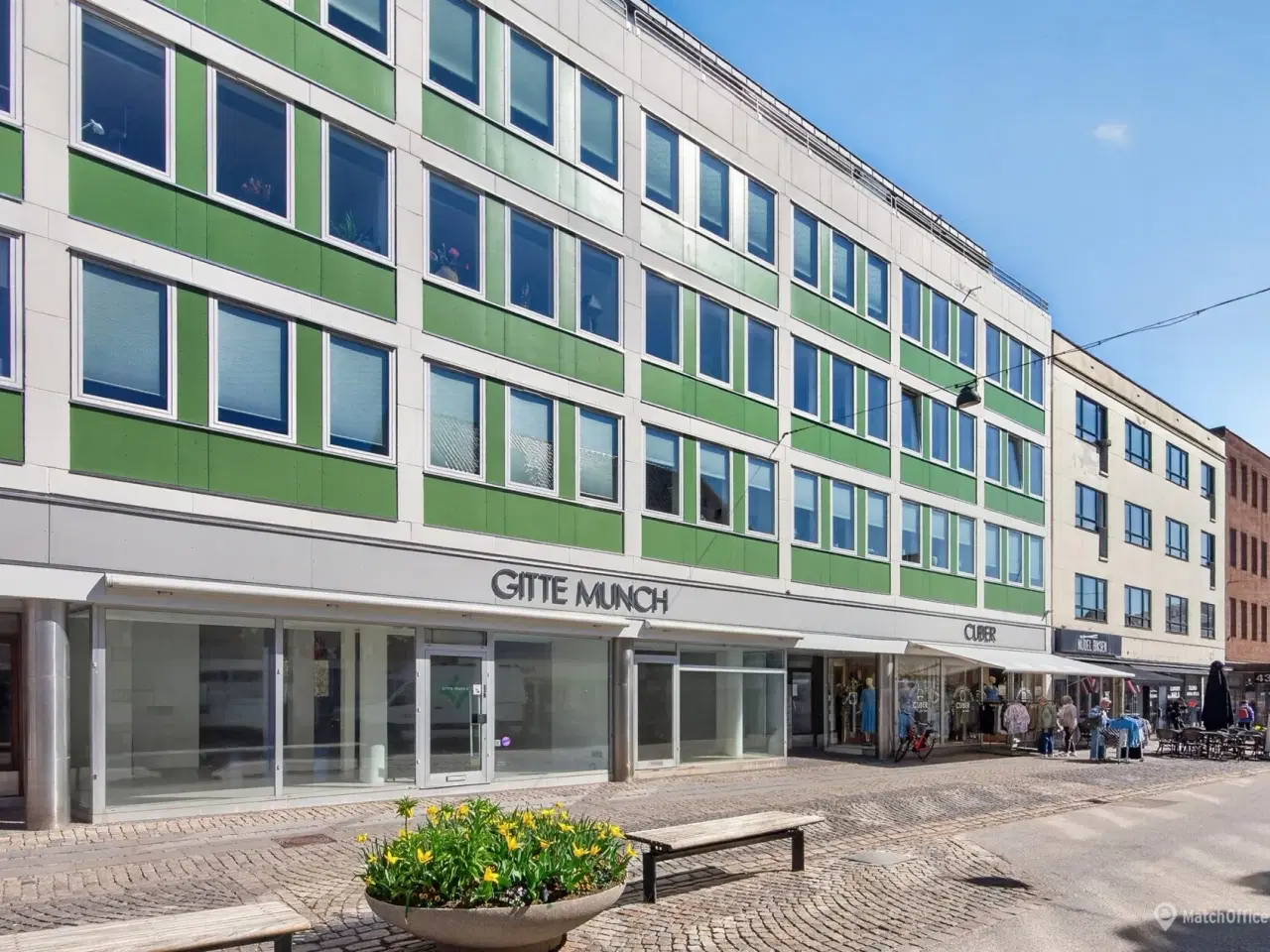 Billede 1 - Synligt og velplaceret butikslejemål med rigtig fin facade og udstillingsfaciliteter
