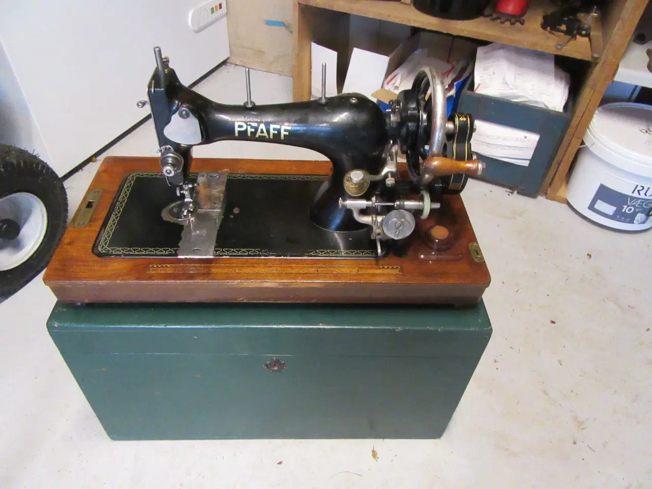 Billede 5 - Symaskine antik m.opbevarigskasse