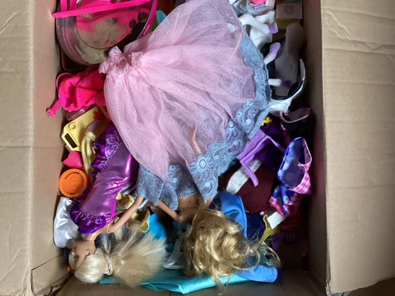 Billede 2 - Barbiedukker med hus