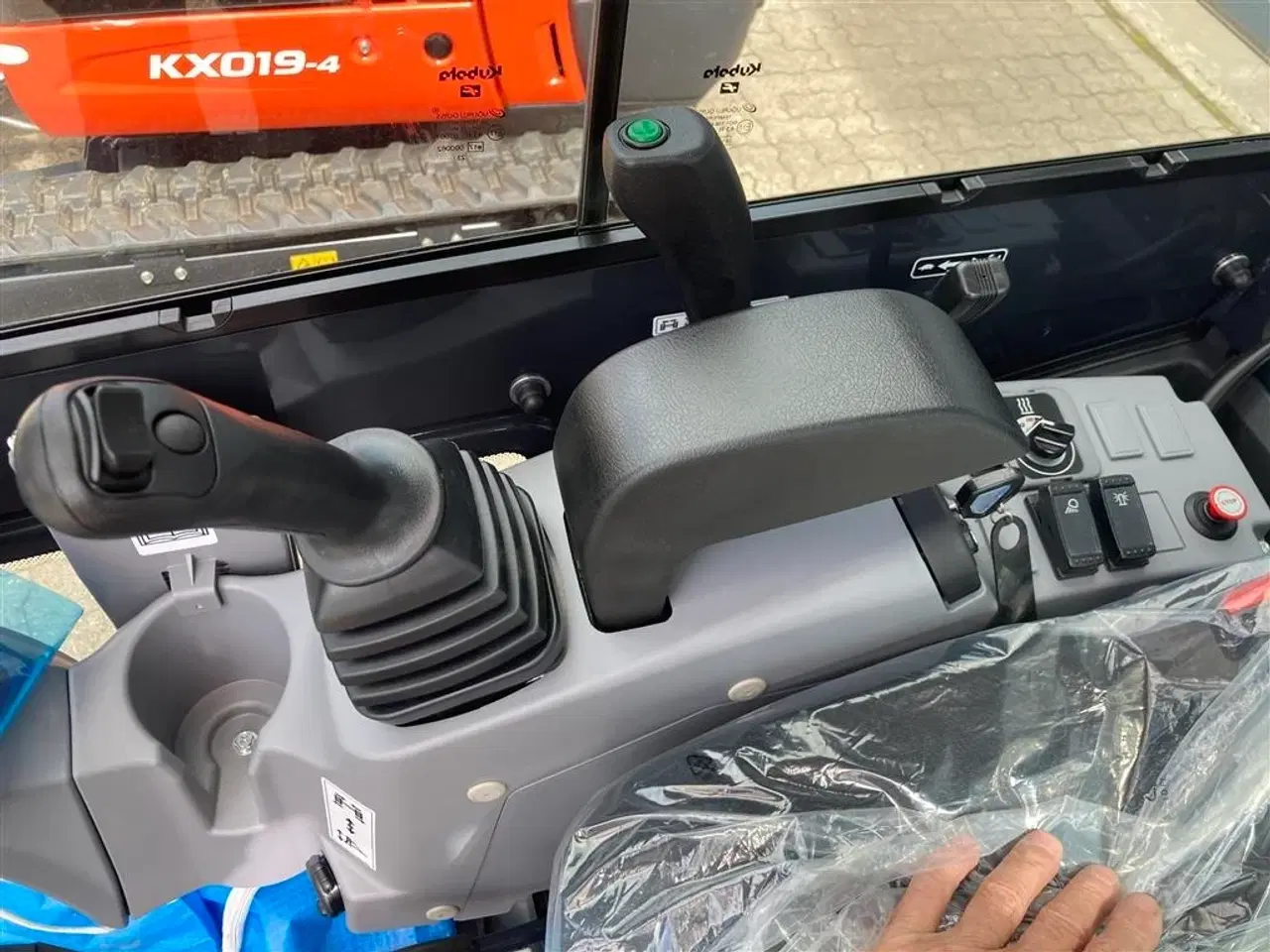 Billede 11 - Kubota KX019-4 kan udstyres med hurtigskift / udstyr efter ønske