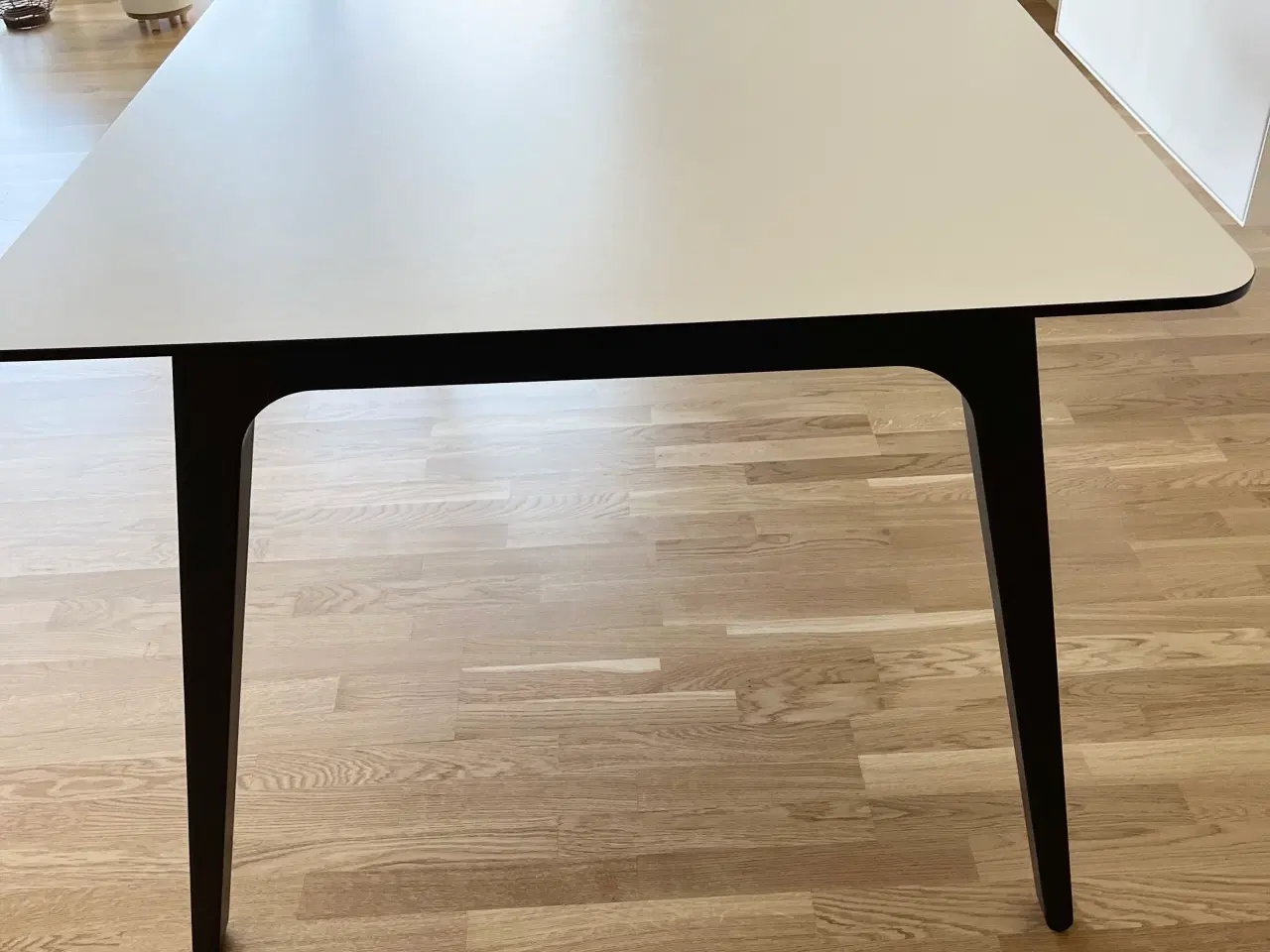 Billede 4 - Hvid højtrykslaminat spisebord med 2 tillægplader