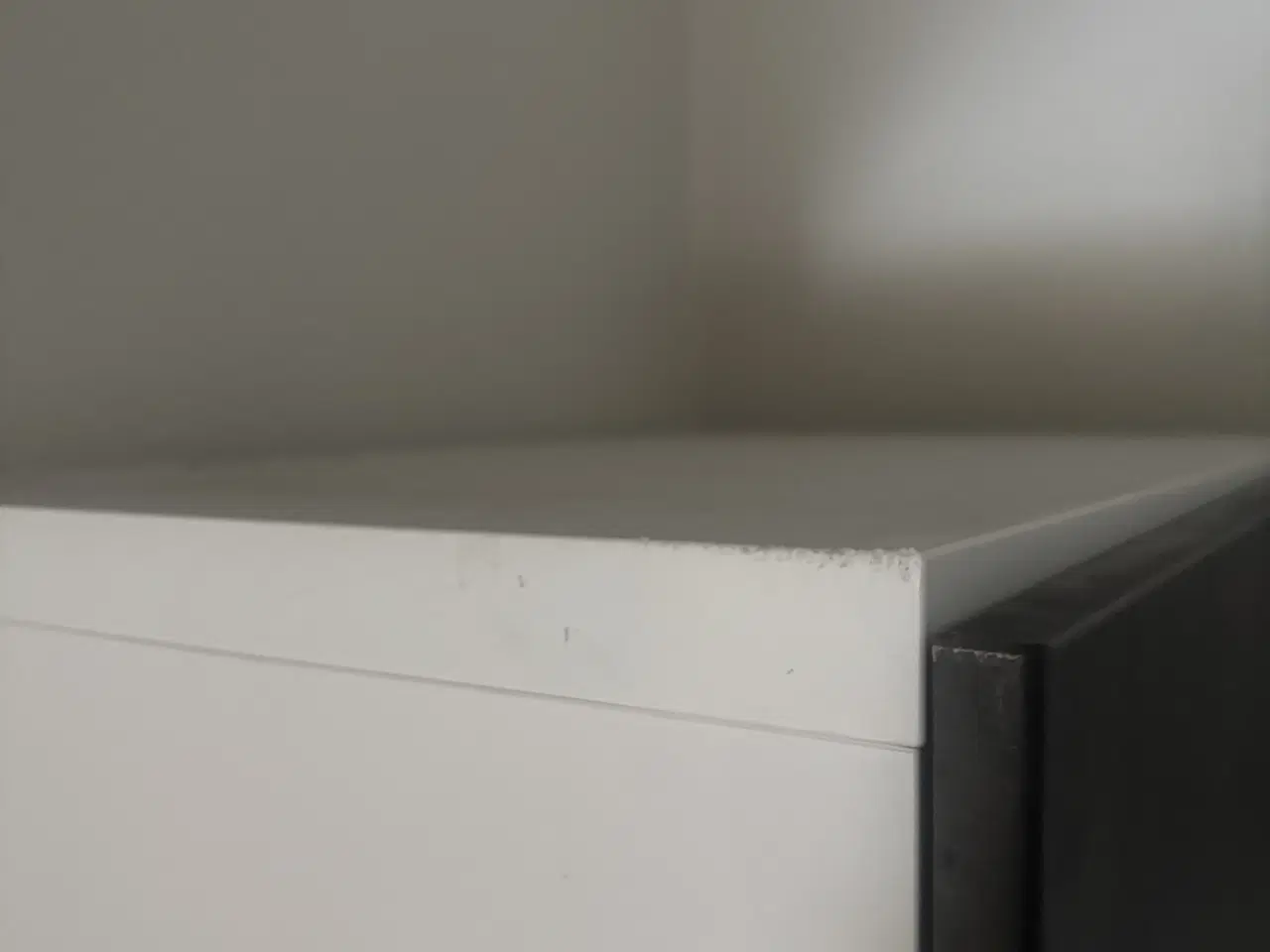 Billede 5 - Hvidt vitrineskab med Stone-look låger