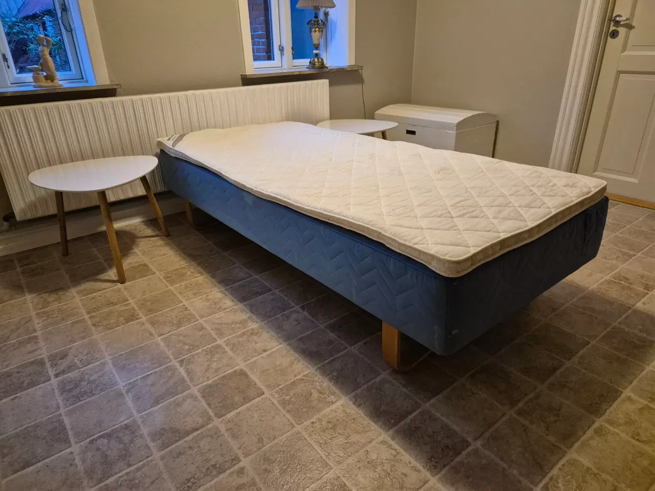 Billede 2 - 2 stk enkelt senge med topmadras 90x200 cm